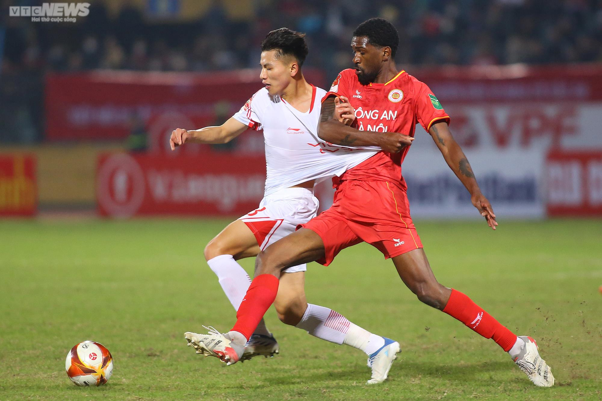 Cựu cầu thủ Arsenal thể hiện đẳng cấp trong trận ra mắt CLB Công an Hà Nội - 2