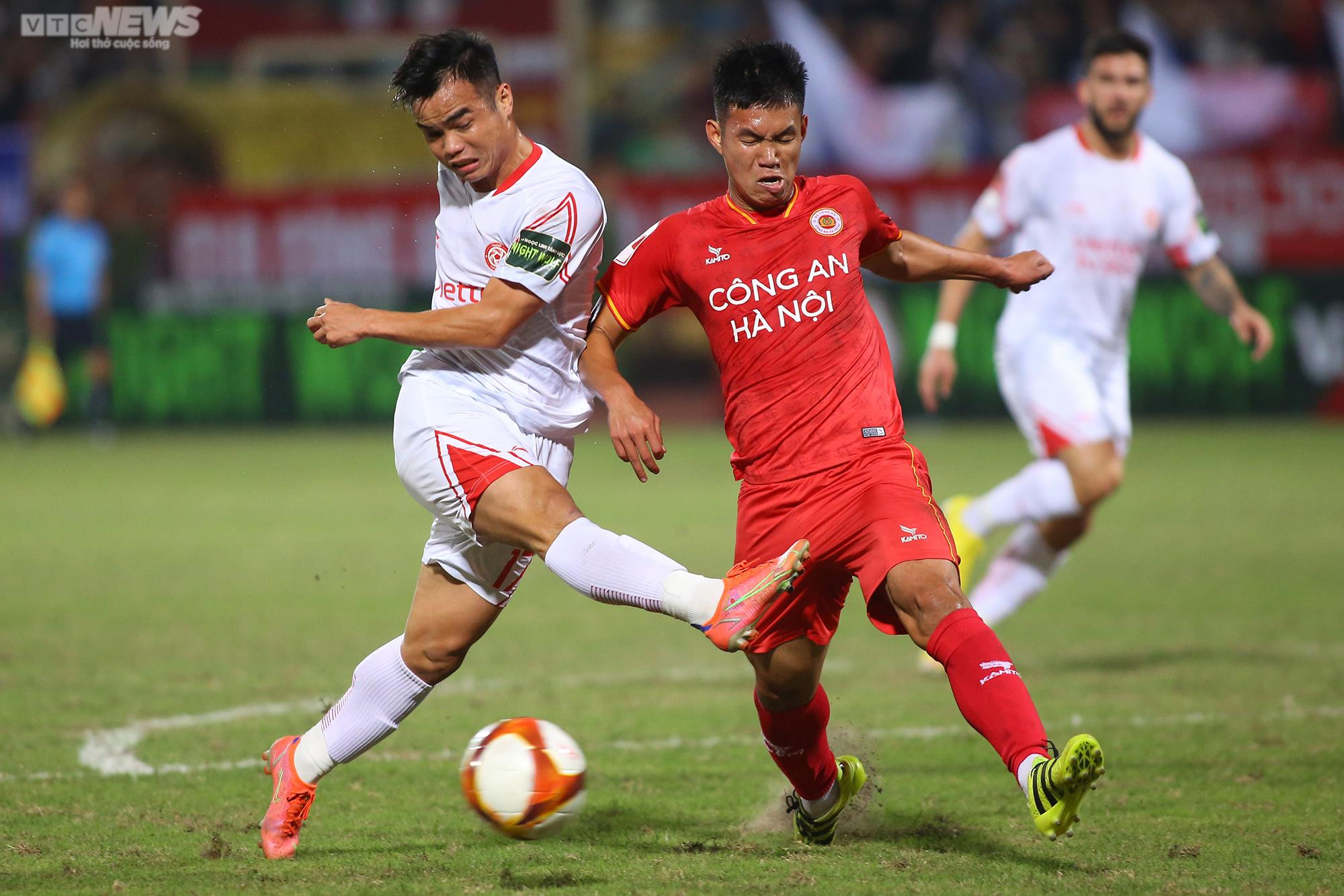 Cựu cầu thủ Arsenal thể hiện đẳng cấp trong trận ra mắt CLB Công an Hà Nội - 14