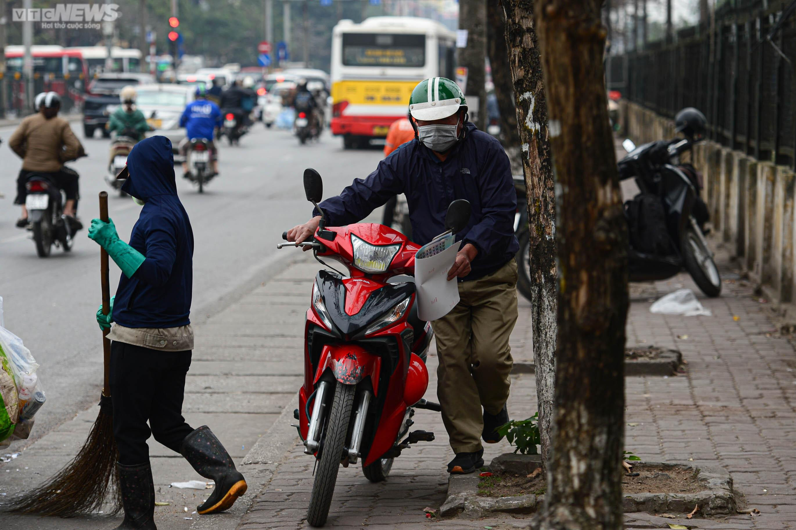 CSGT xử lý xe máy đi ngược chiều trên đường Giải Phóng sau phản ánh của VTC News - 13
