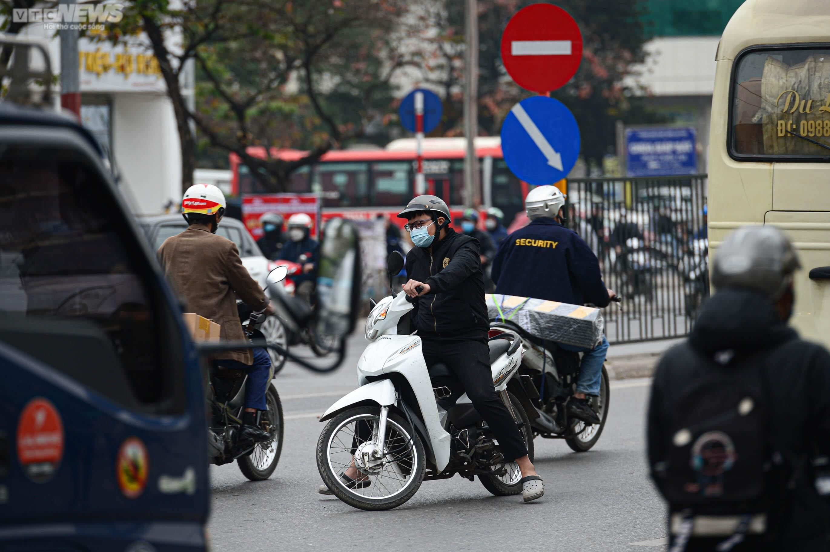 CSGT xử lý xe máy đi ngược chiều trên đường Giải Phóng sau phản ánh của VTC News - 6