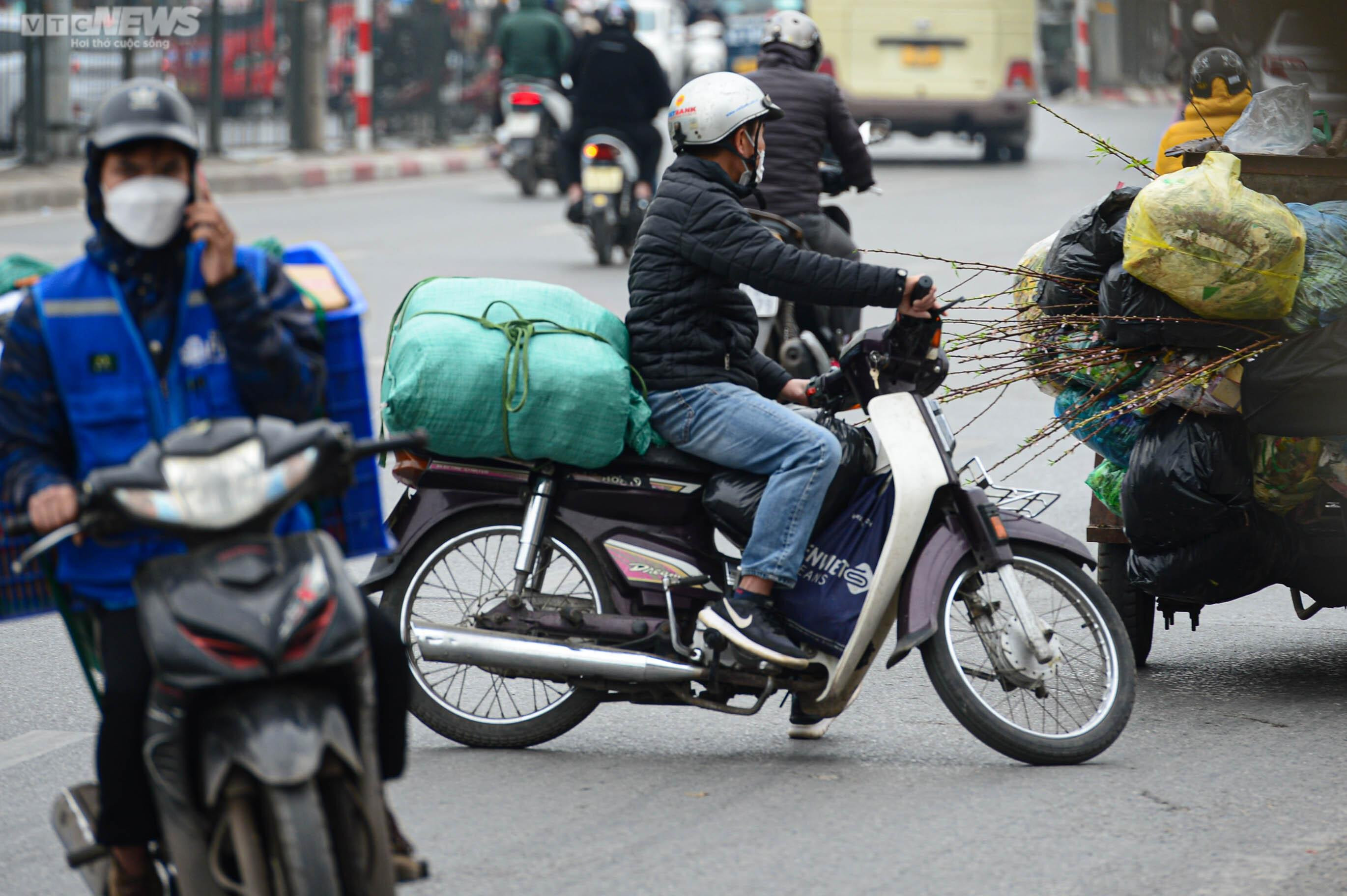 CSGT xử lý xe máy đi ngược chiều trên đường Giải Phóng sau phản ánh của VTC News - 7