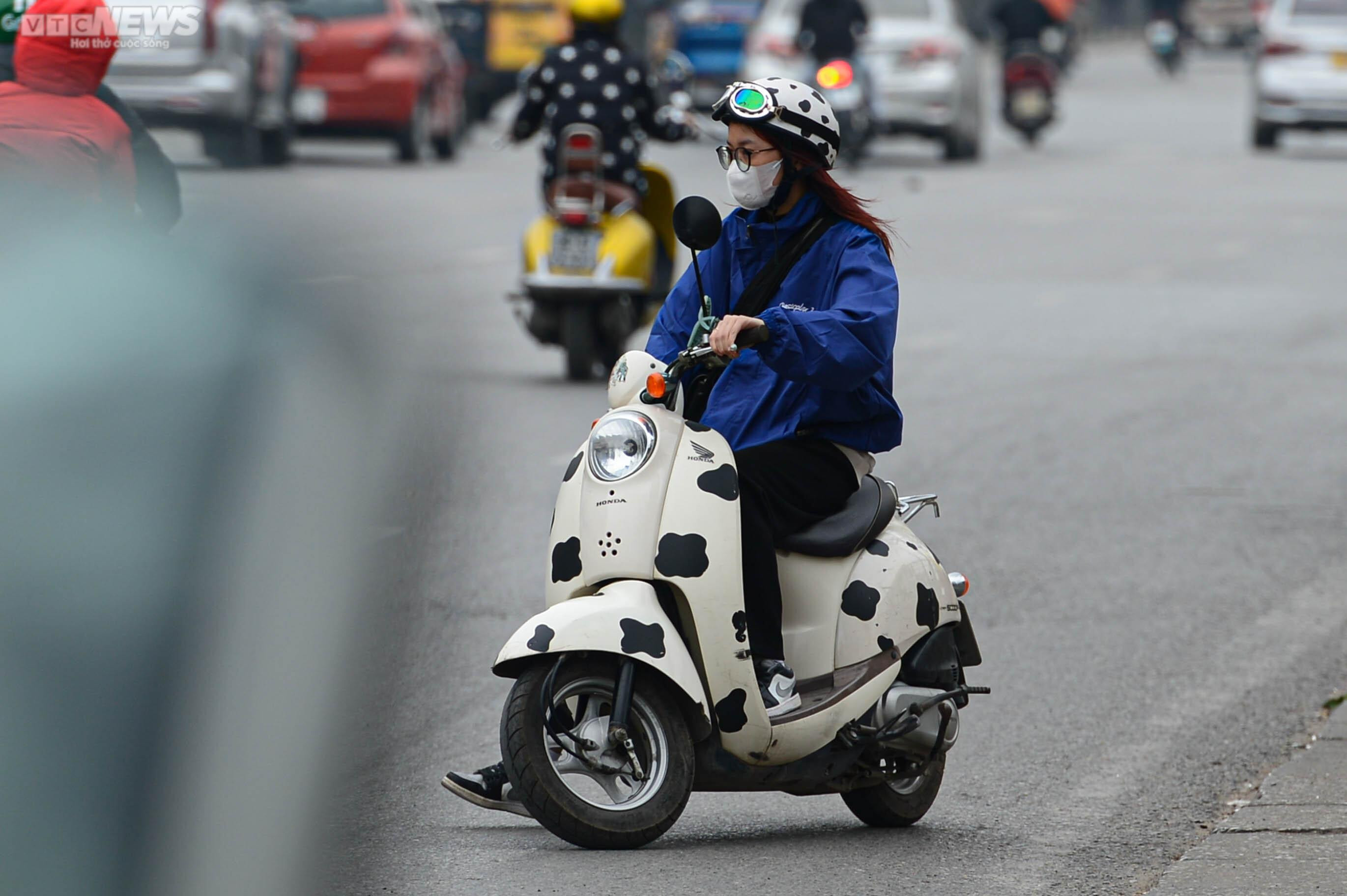 CSGT xử lý xe máy đi ngược chiều trên đường Giải Phóng sau phản ánh của VTC News - 8