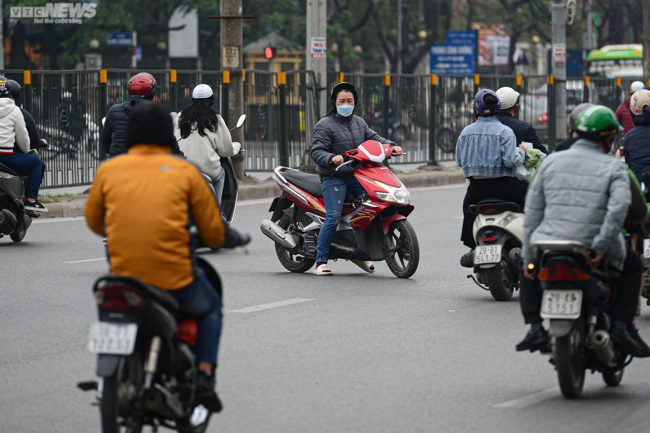 CSGT xử lý xe máy đi ngược chiều trên đường Giải Phóng sau phản ánh của VTC News - 17