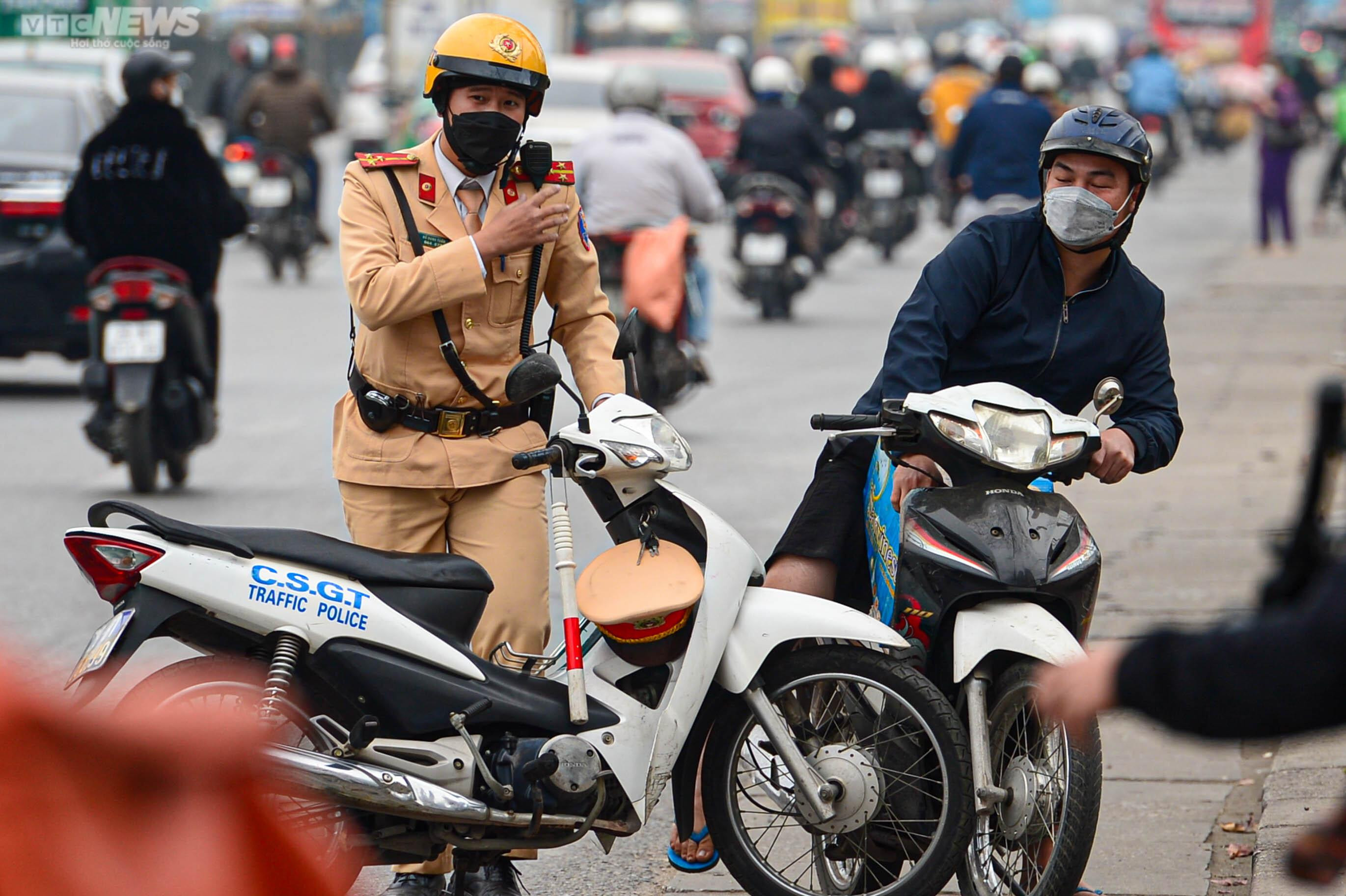 CSGT xử lý xe máy đi ngược chiều trên đường Giải Phóng sau phản ánh của VTC News - 3