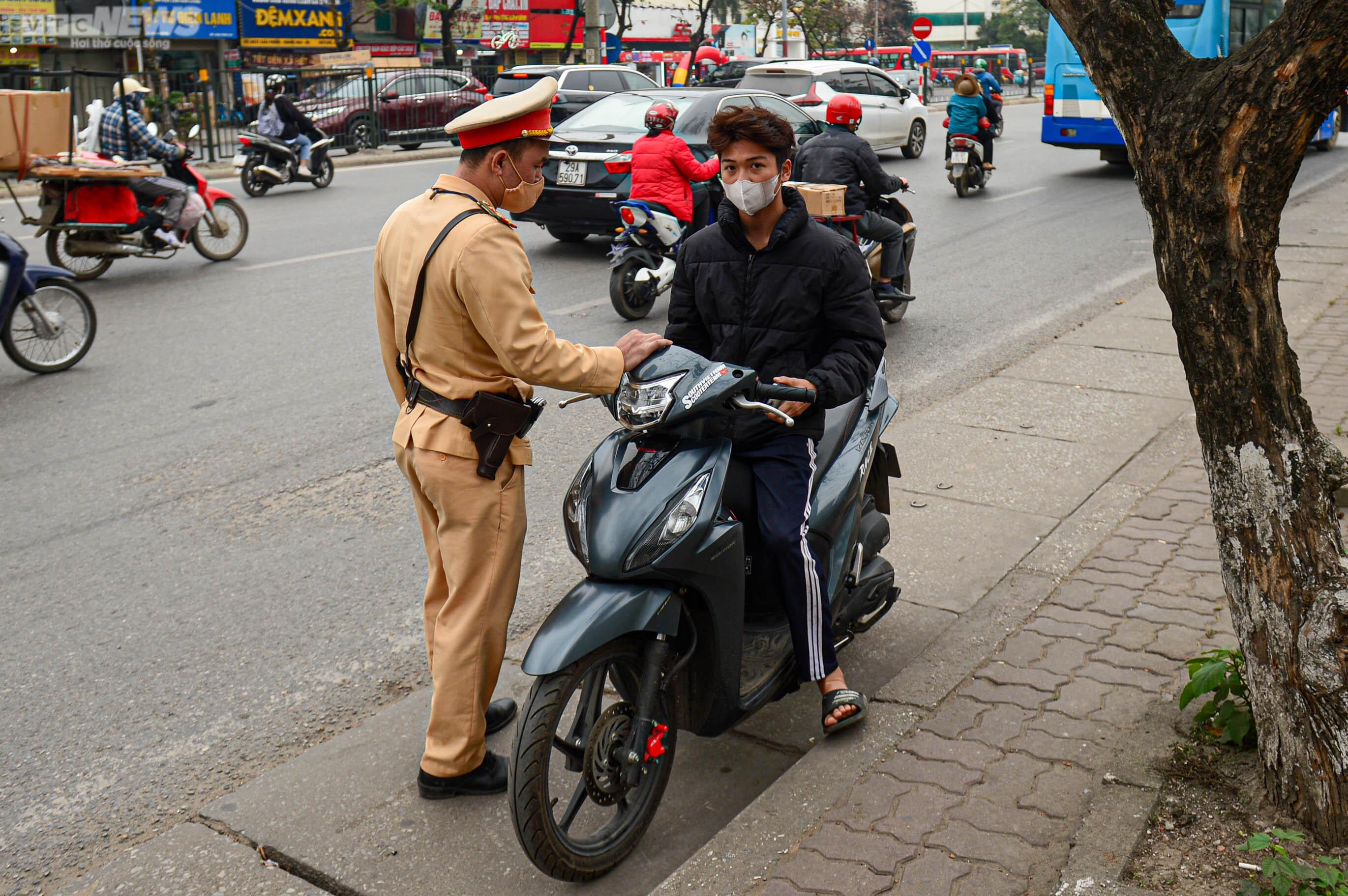 CSGT xử lý xe máy đi ngược chiều trên đường Giải Phóng sau phản ánh của VTC News - 4