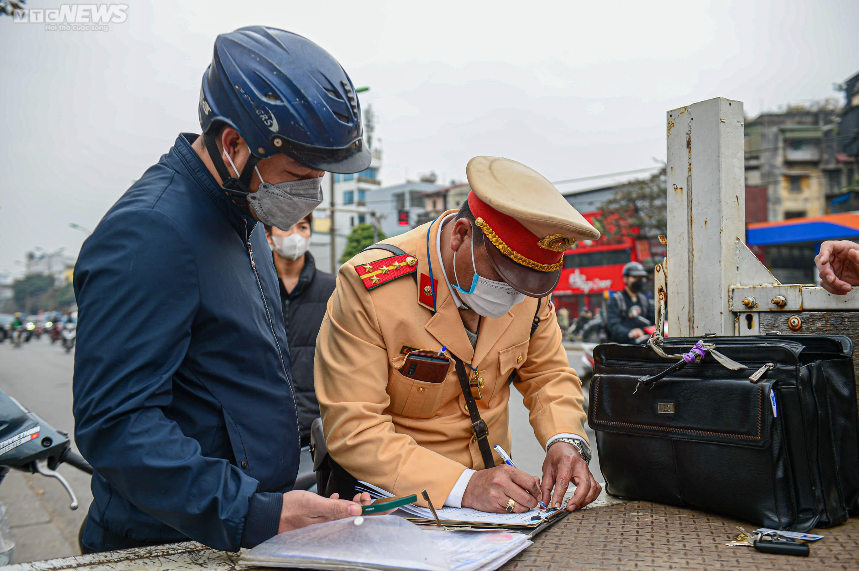 CSGT xử lý xe máy đi ngược chiều trên đường Giải Phóng sau phản ánh của VTC News - 5