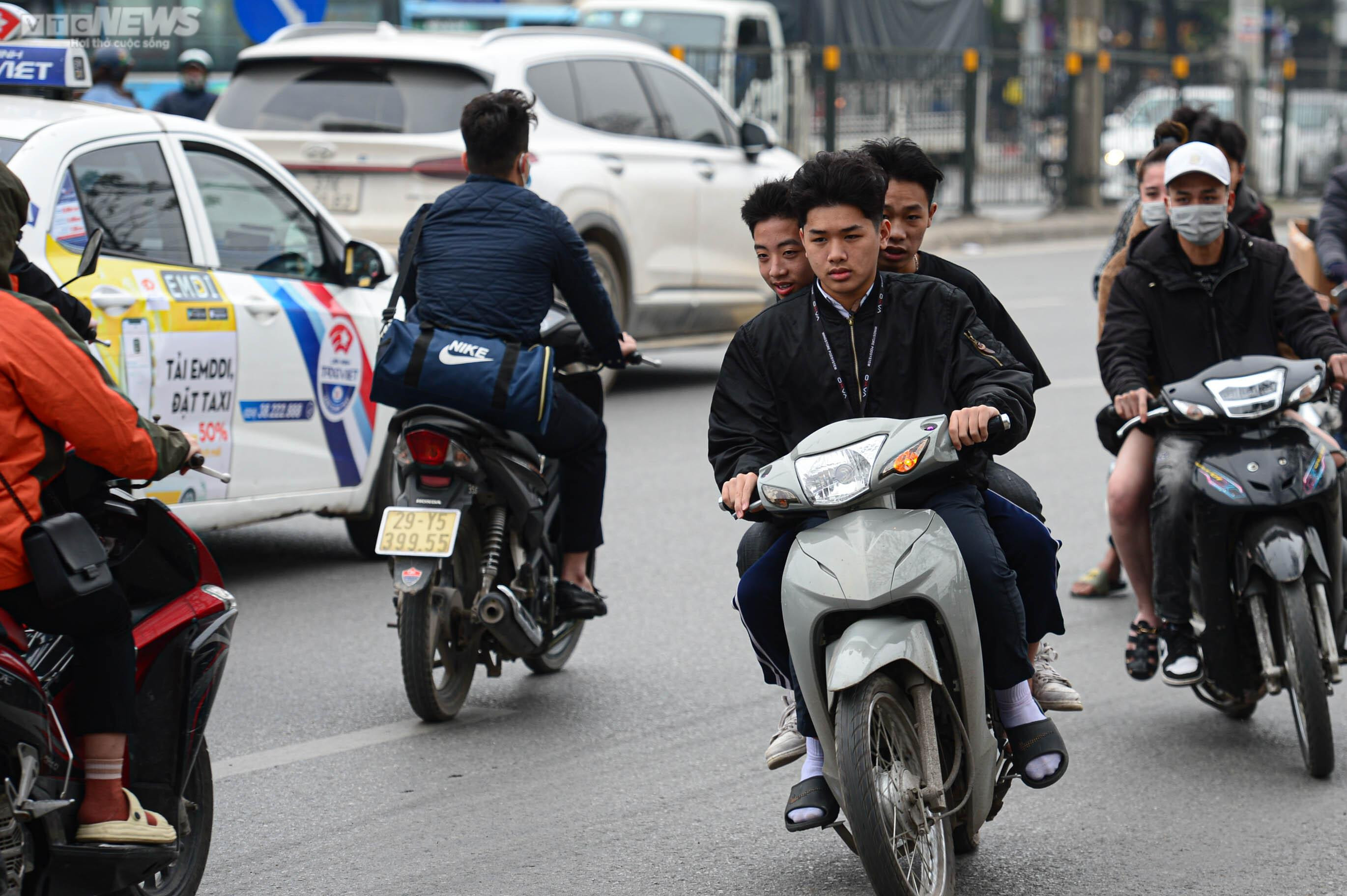 CSGT xử lý xe máy đi ngược chiều trên đường Giải Phóng sau phản ánh của VTC News - 16