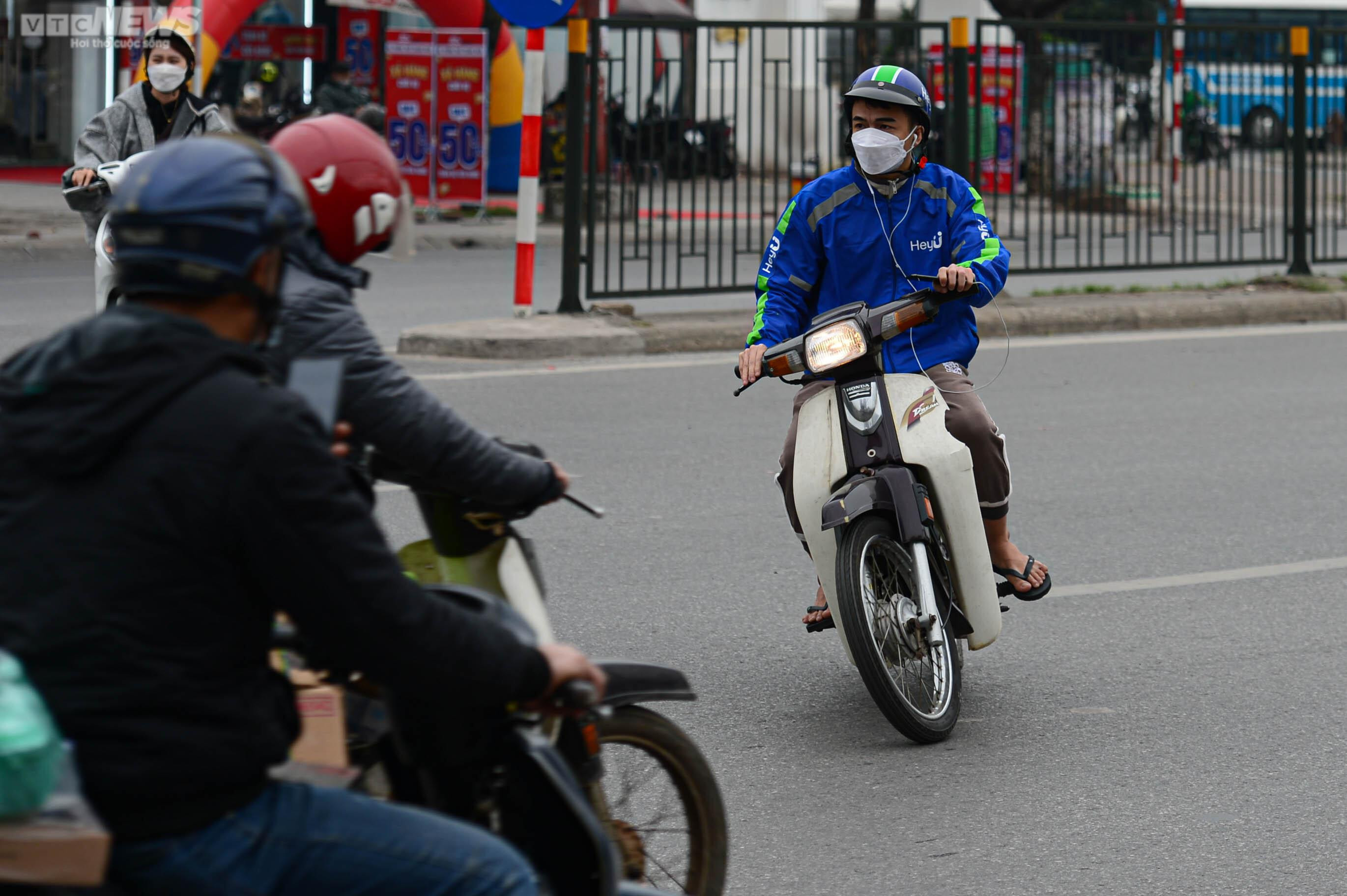 CSGT xử lý xe máy đi ngược chiều trên đường Giải Phóng sau phản ánh của VTC News - 14