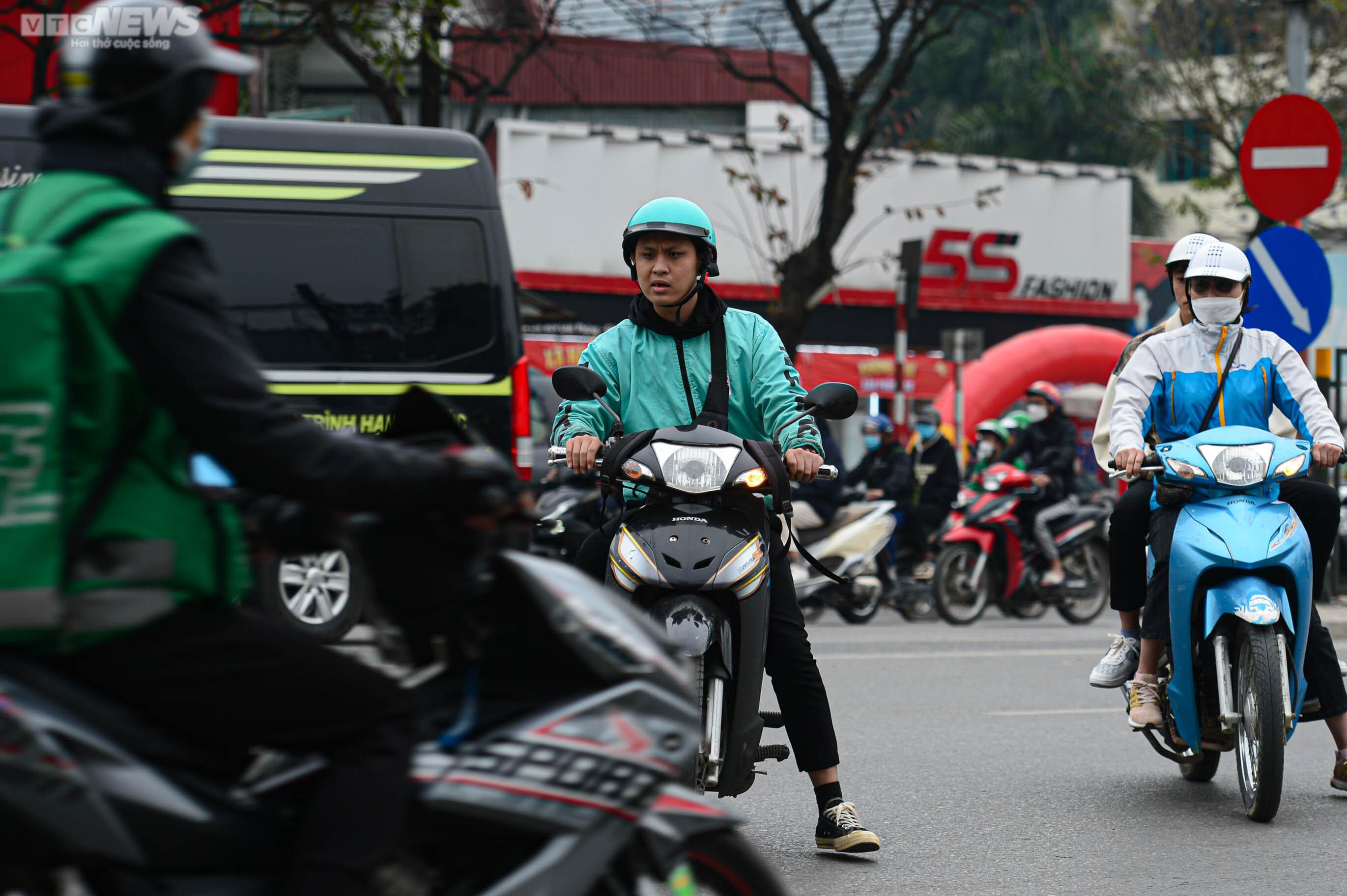 CSGT xử lý xe máy đi ngược chiều trên đường Giải Phóng sau phản ánh của VTC News - 2