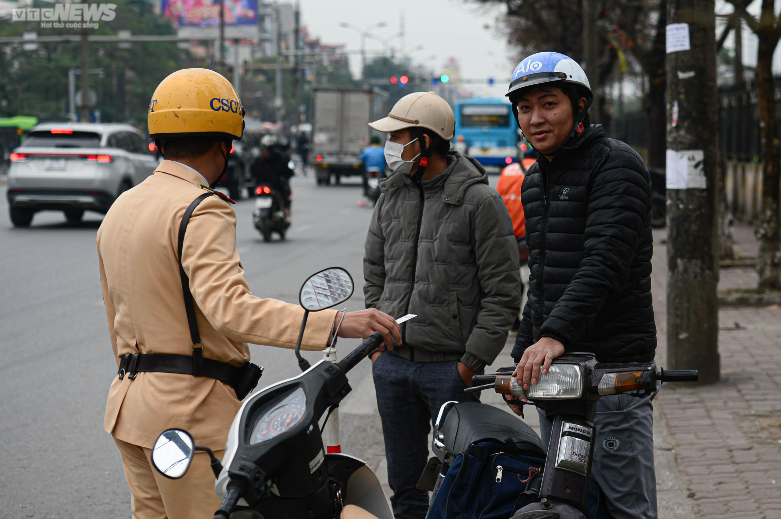 CSGT xử lý xe máy đi ngược chiều trên đường Giải Phóng sau phản ánh của VTC News - 9