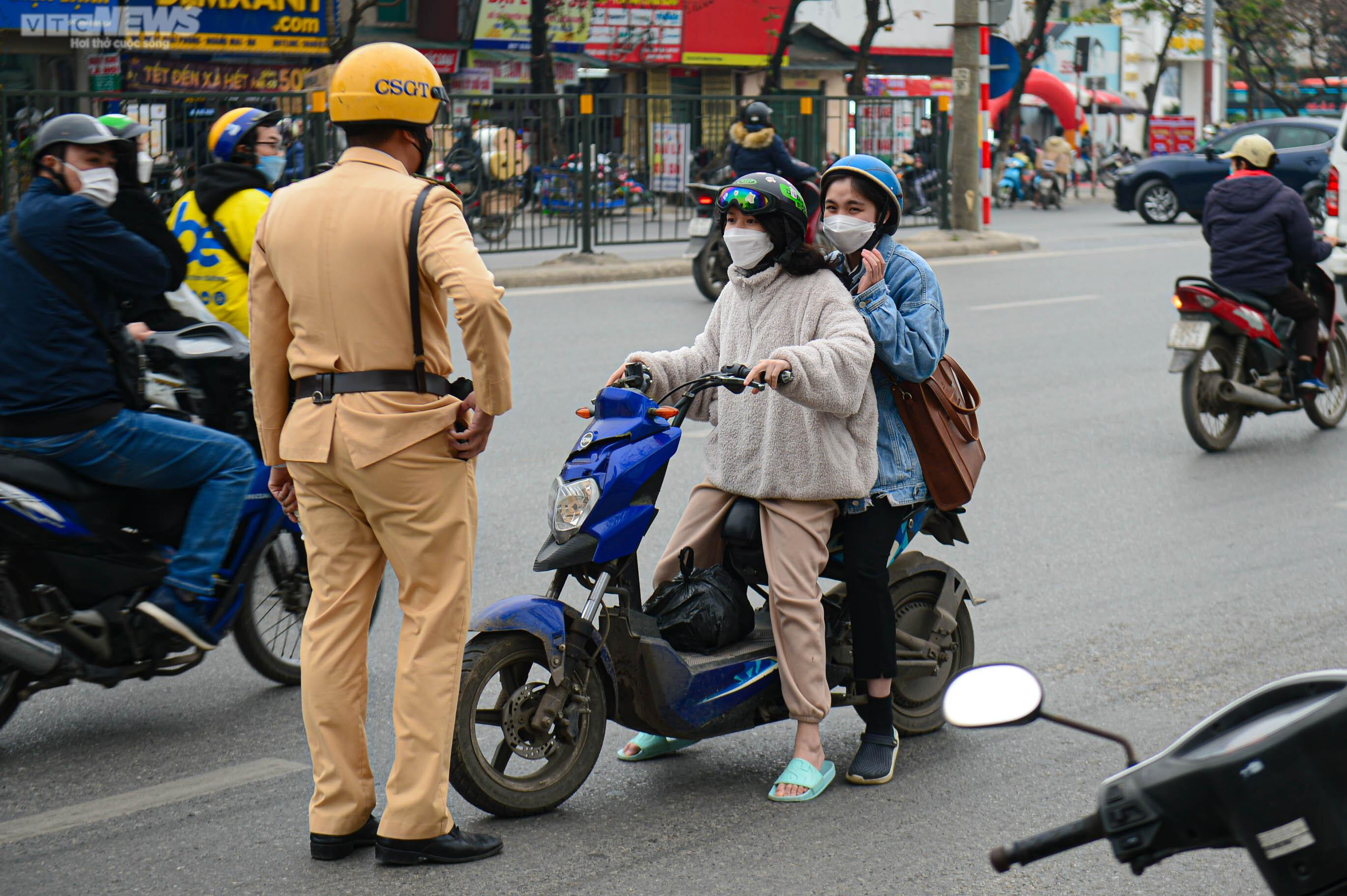 CSGT xử lý xe máy đi ngược chiều trên đường Giải Phóng sau phản ánh của VTC News - 12