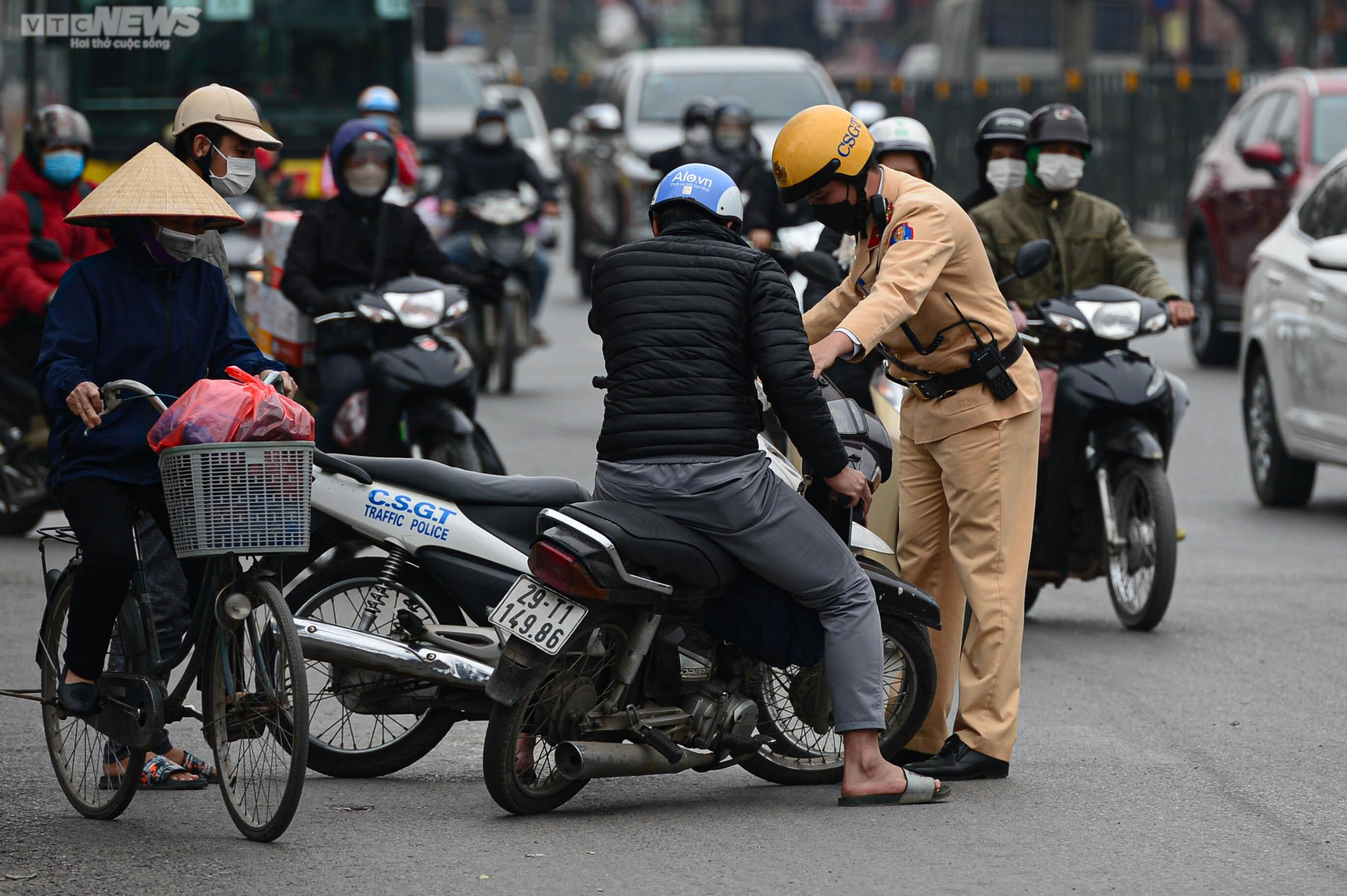CSGT xử lý xe máy đi ngược chiều trên đường Giải Phóng sau phản ánh của VTC News - 11