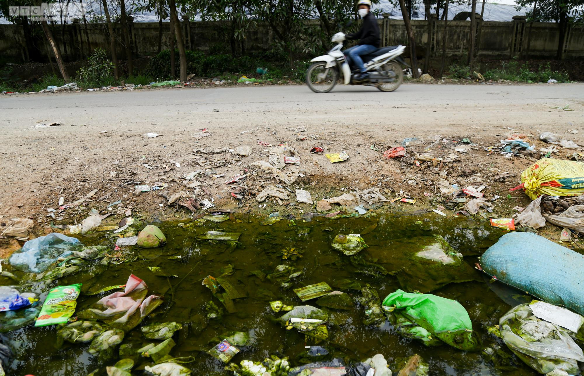 Hà Nội: Người dân dựng lều ngăn xe chở rác vào bãi Xuân Sơn - 13