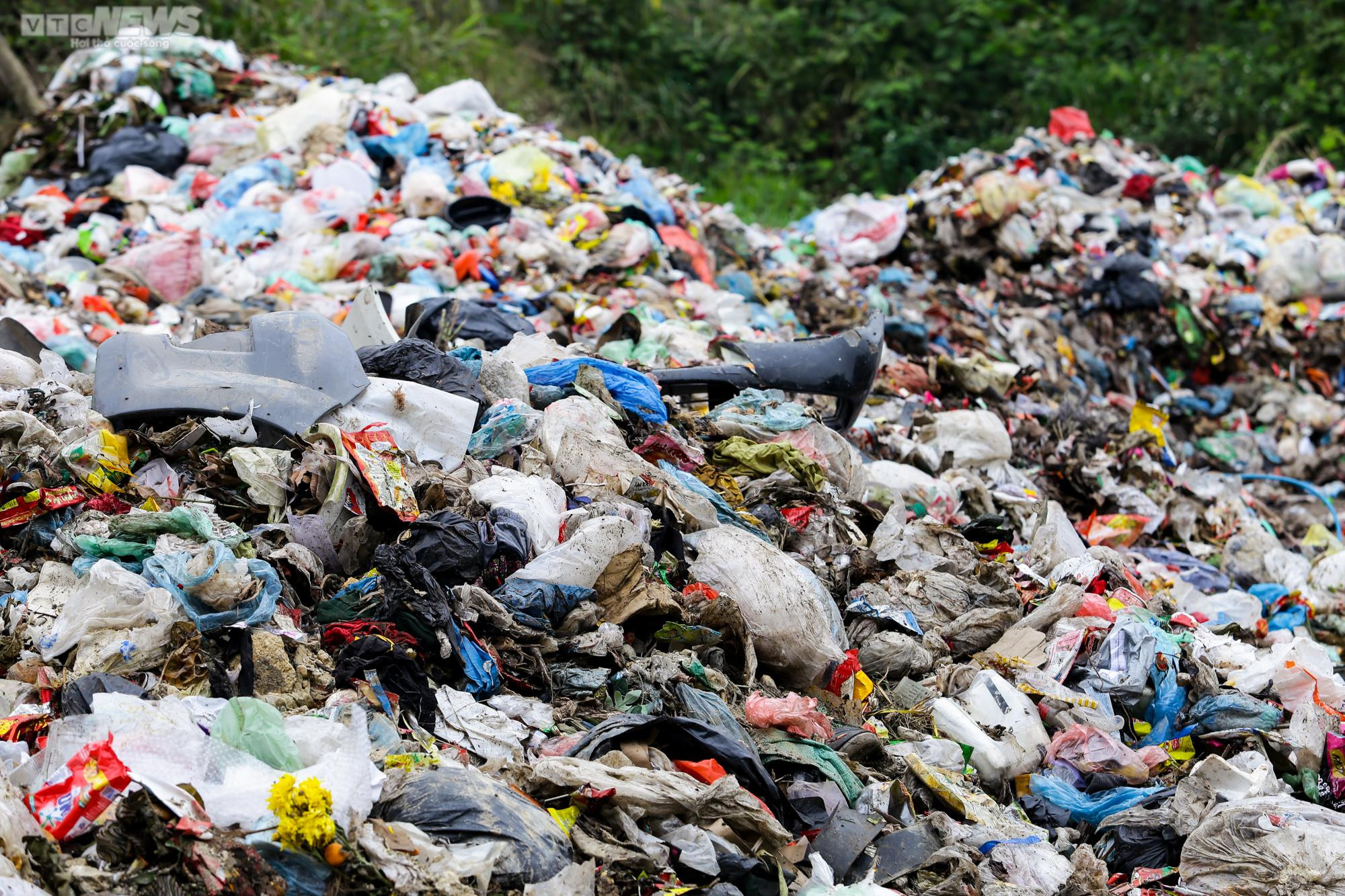 Hà Nội: Người dân dựng lều ngăn xe chở rác vào bãi Xuân Sơn - 14