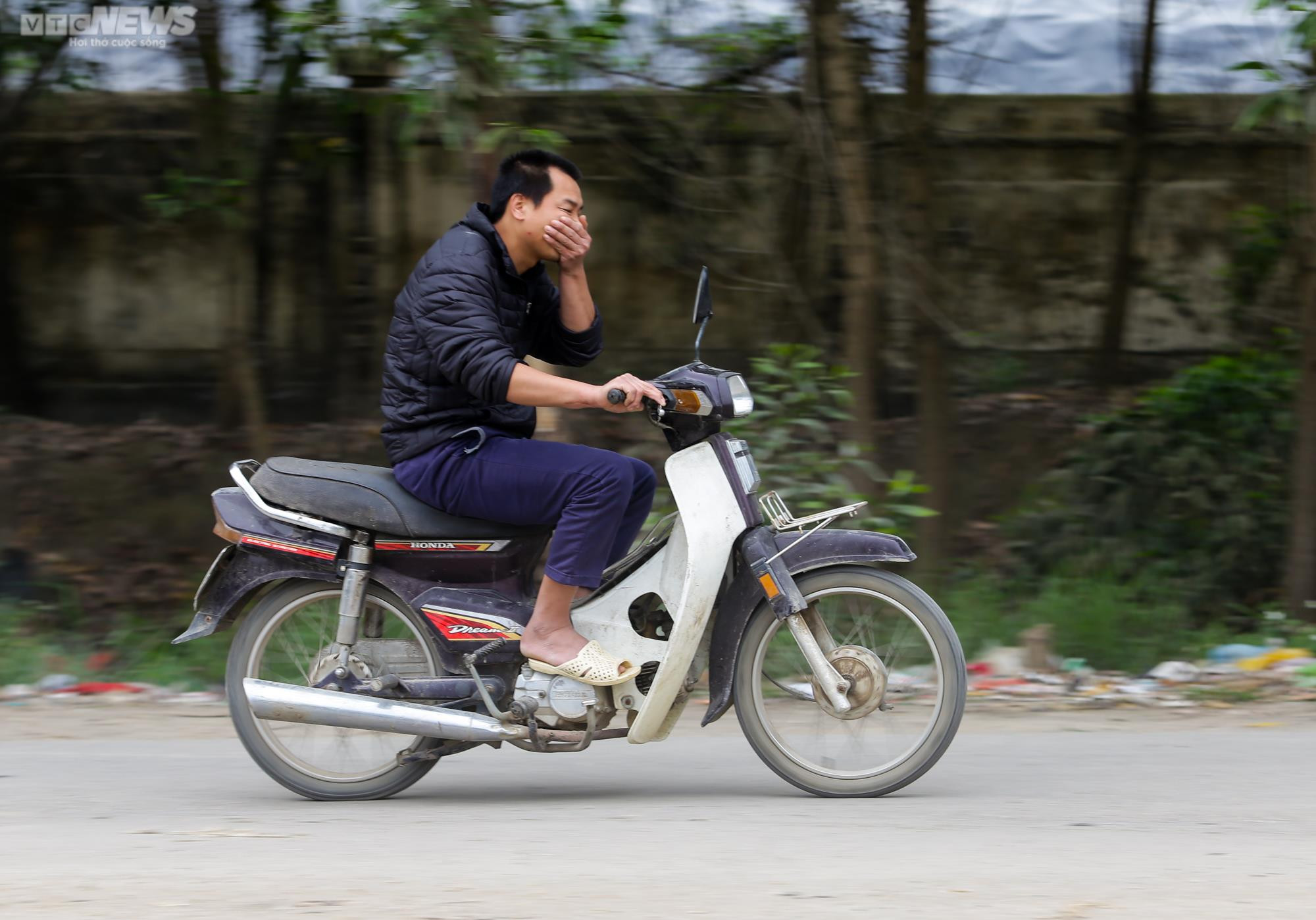 Hà Nội: Người dân dựng lều ngăn xe chở rác vào bãi Xuân Sơn - 10