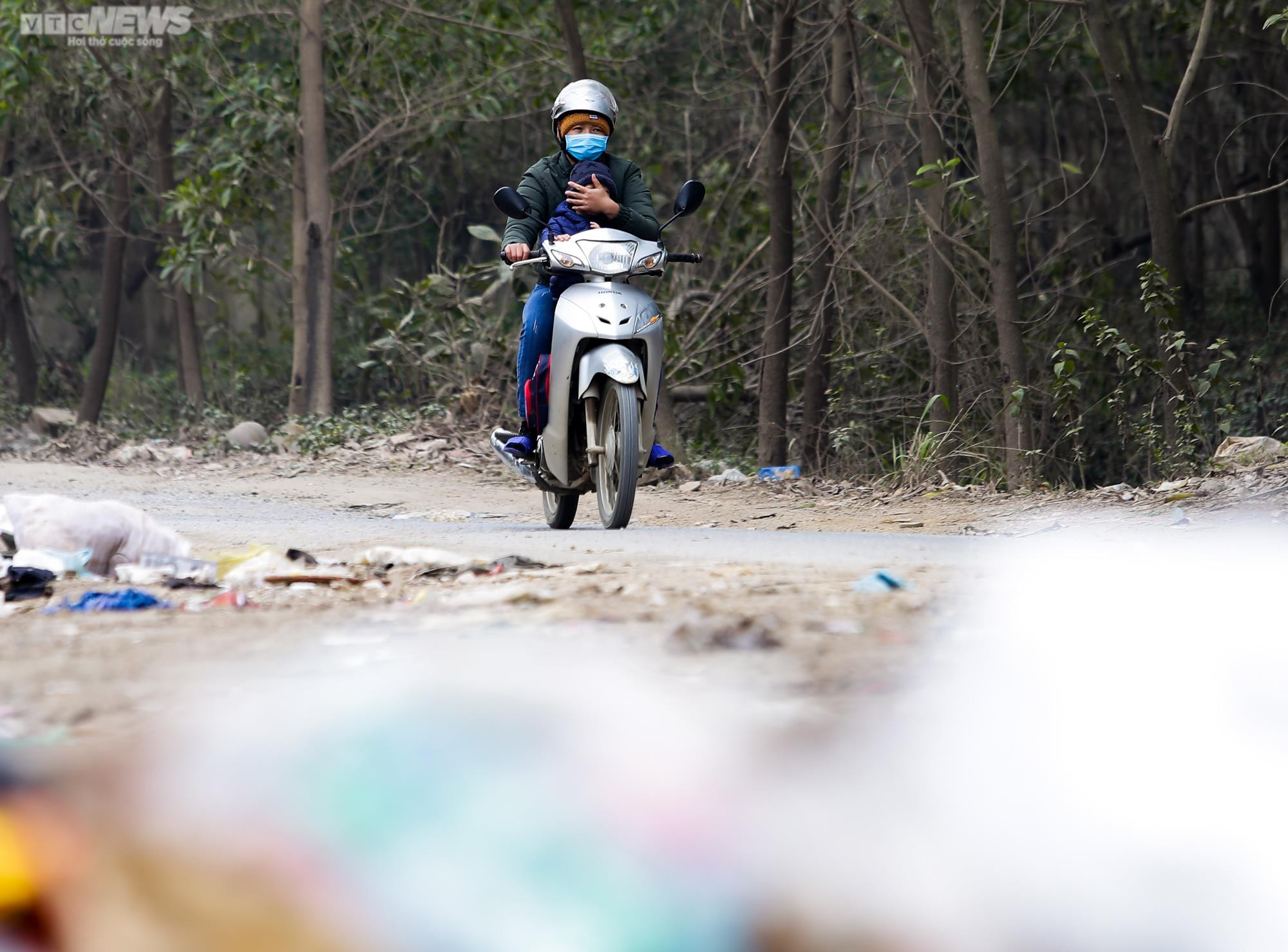 Hà Nội: Người dân dựng lều ngăn xe chở rác vào bãi Xuân Sơn - 8