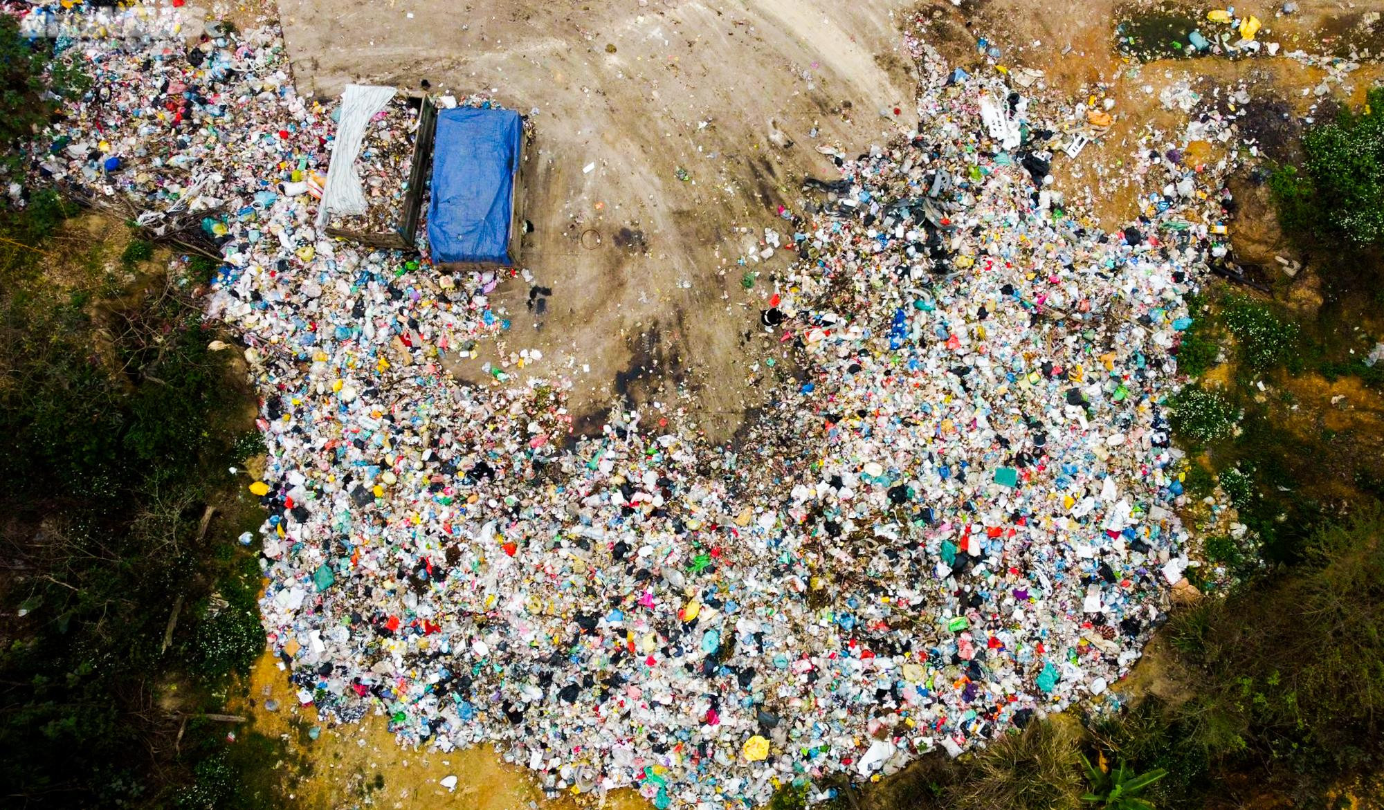 Hà Nội: Người dân dựng lều ngăn xe chở rác vào bãi Xuân Sơn - 4