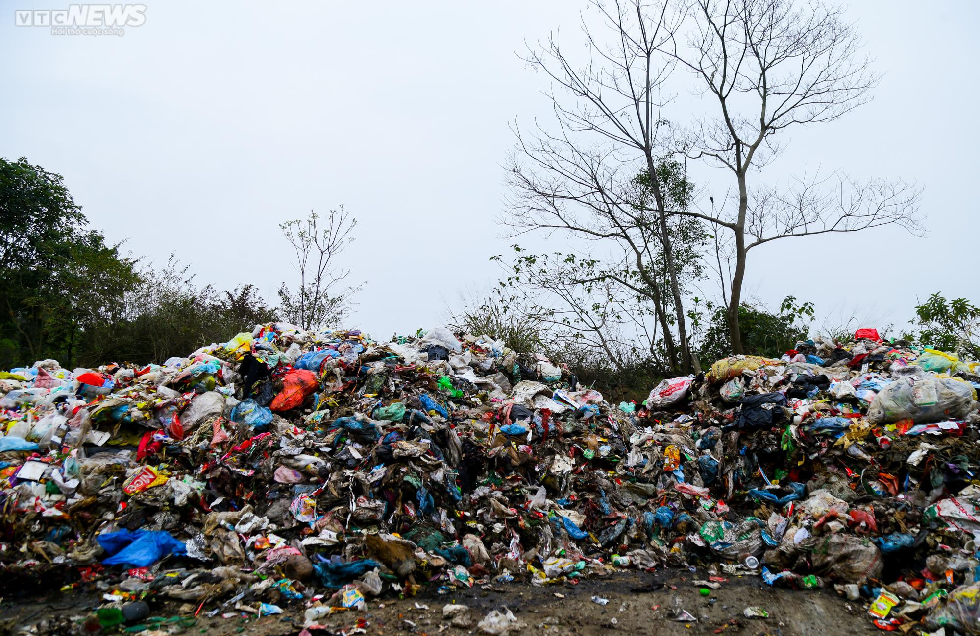 Hà Nội: Người dân dựng lều ngăn xe chở rác vào bãi Xuân Sơn - 5