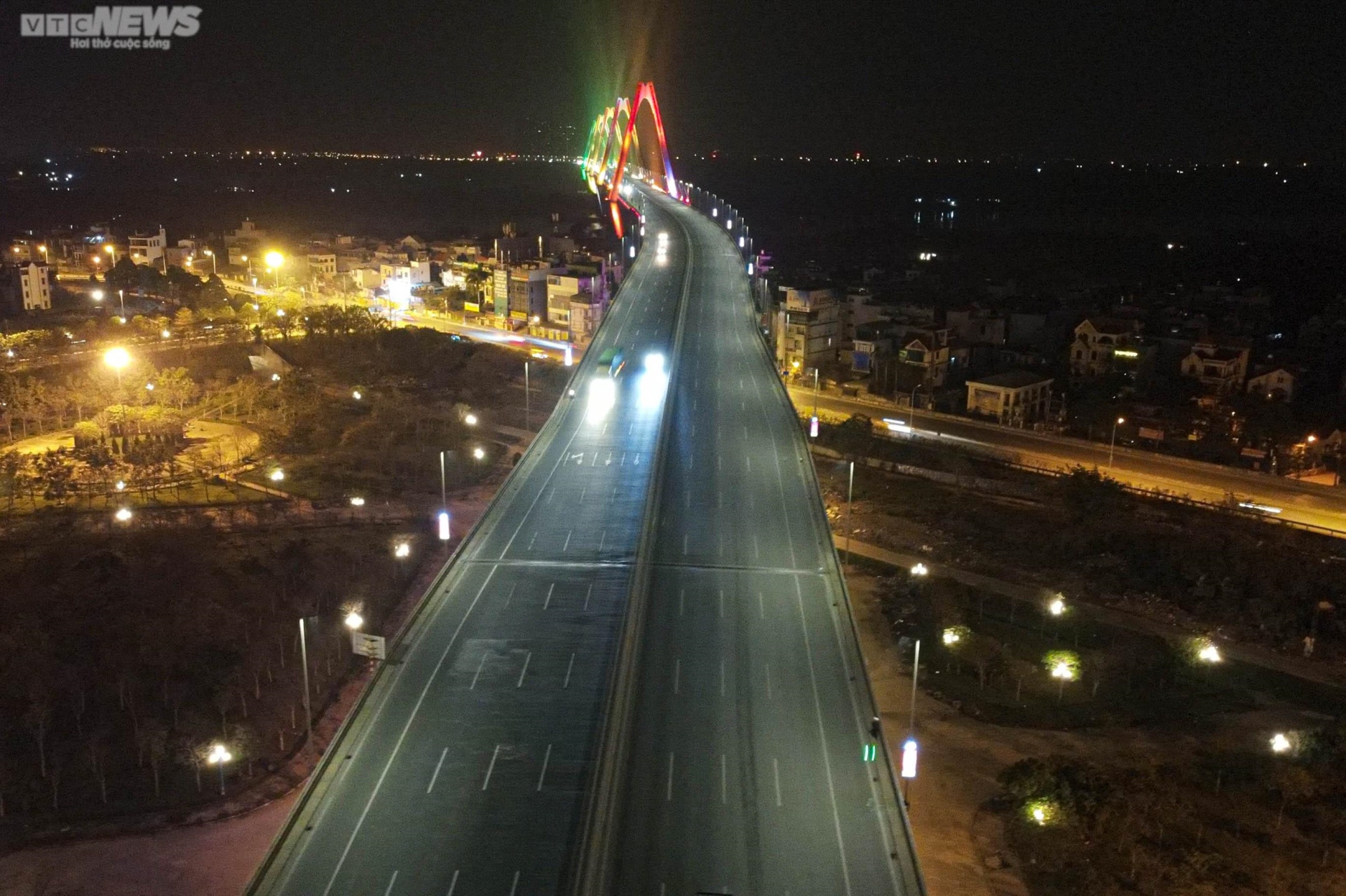 Xuyên đêm 'khám bệnh' cầu dây văng dài nhất Việt Nam - 17