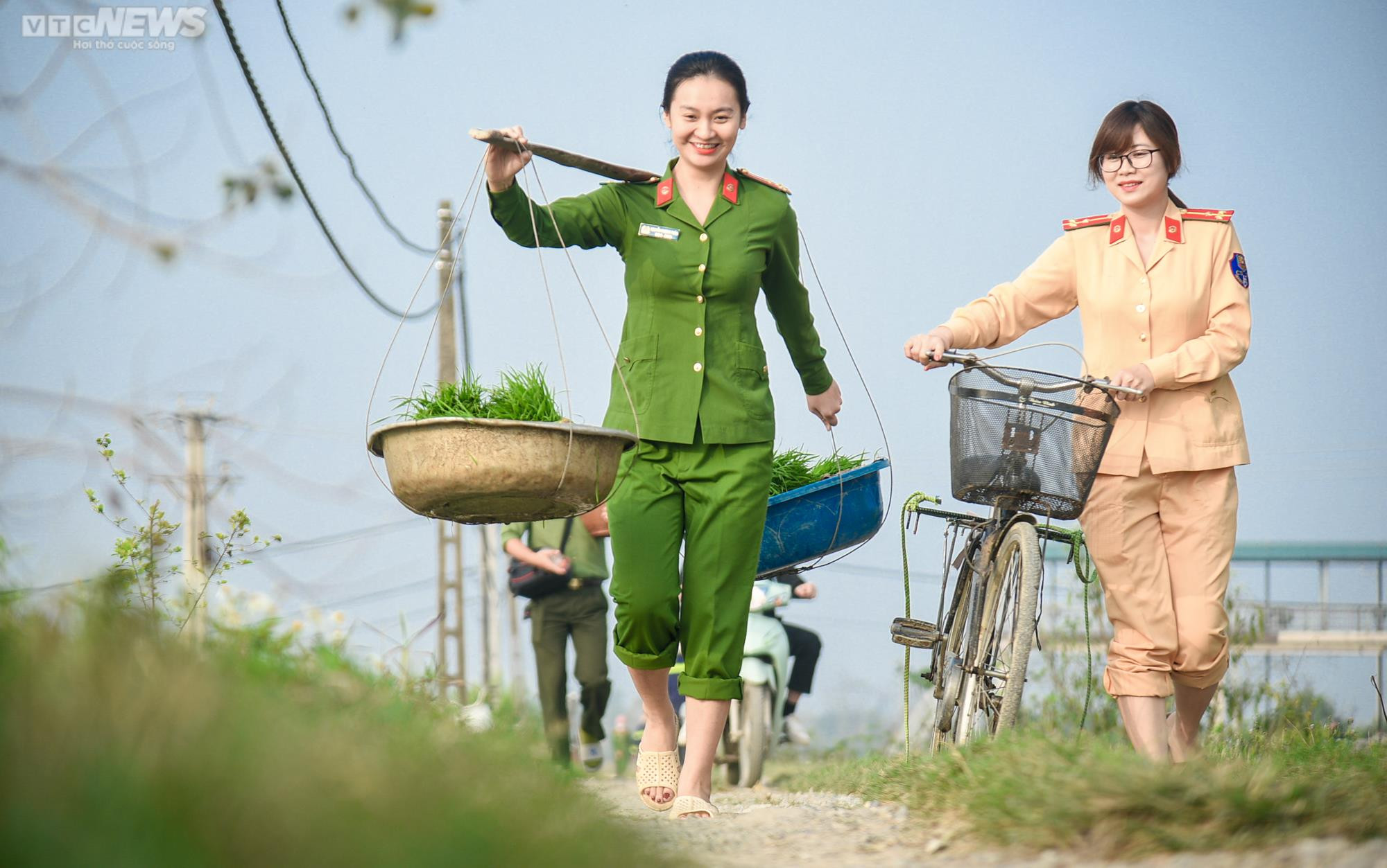 Vẻ đẹp bình dị của Công an Thủ đô khi lội ruộng cấy lúa cùng dân - 1