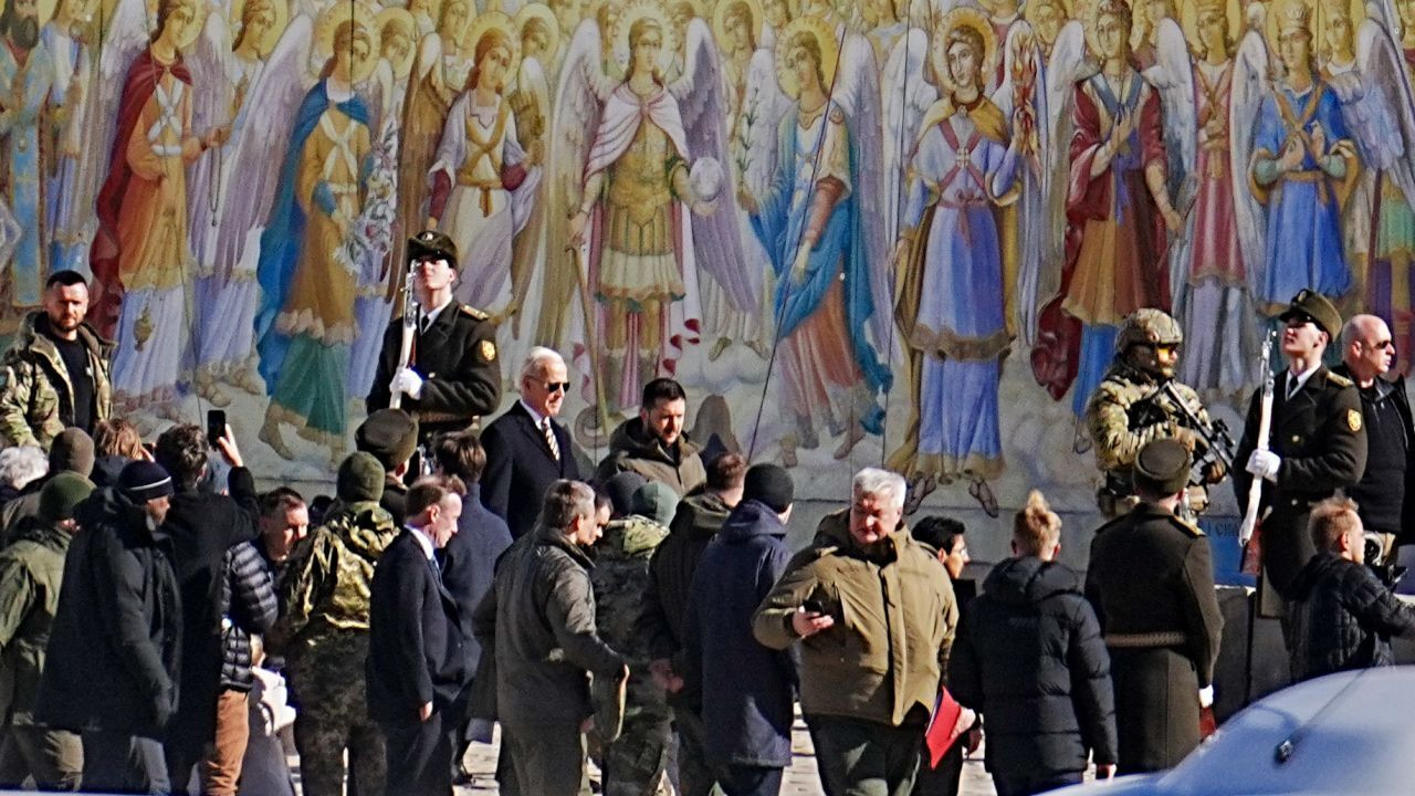 Ông Biden đến Ukraine: Không quân đội đi kèm, thăm Kiev trong tiếng còi báo động - 4