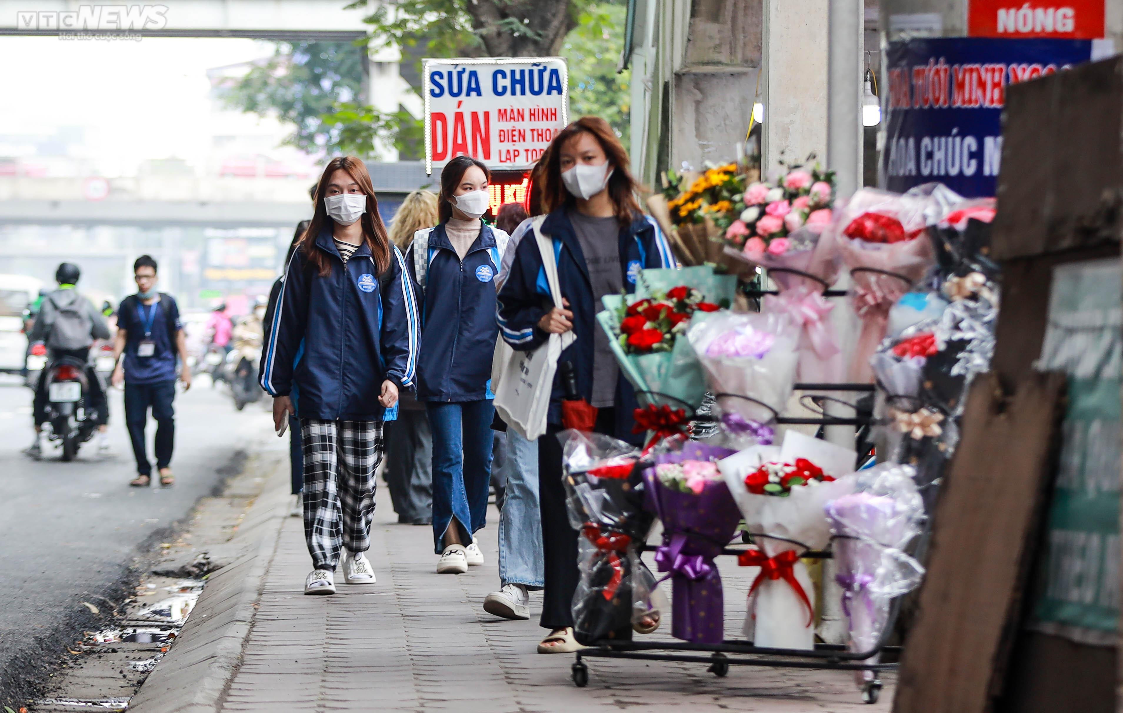Muôn kiểu lấn chiếm vỉa hè ở Hà Nội, đẩy người đi bộ xuống lòng đường - 9