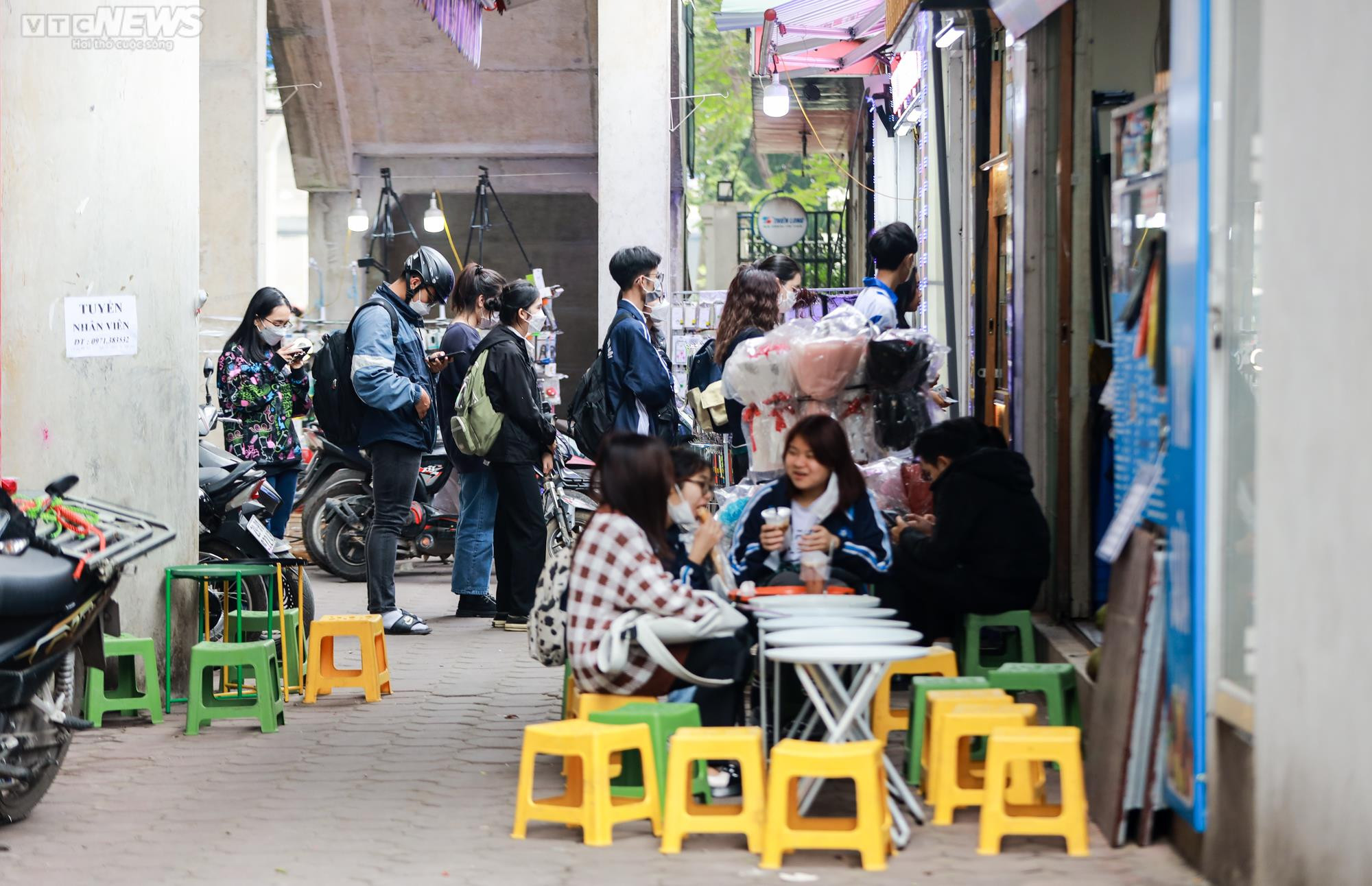 Muôn kiểu lấn chiếm vỉa hè ở Hà Nội, đẩy người đi bộ xuống lòng đường - 7