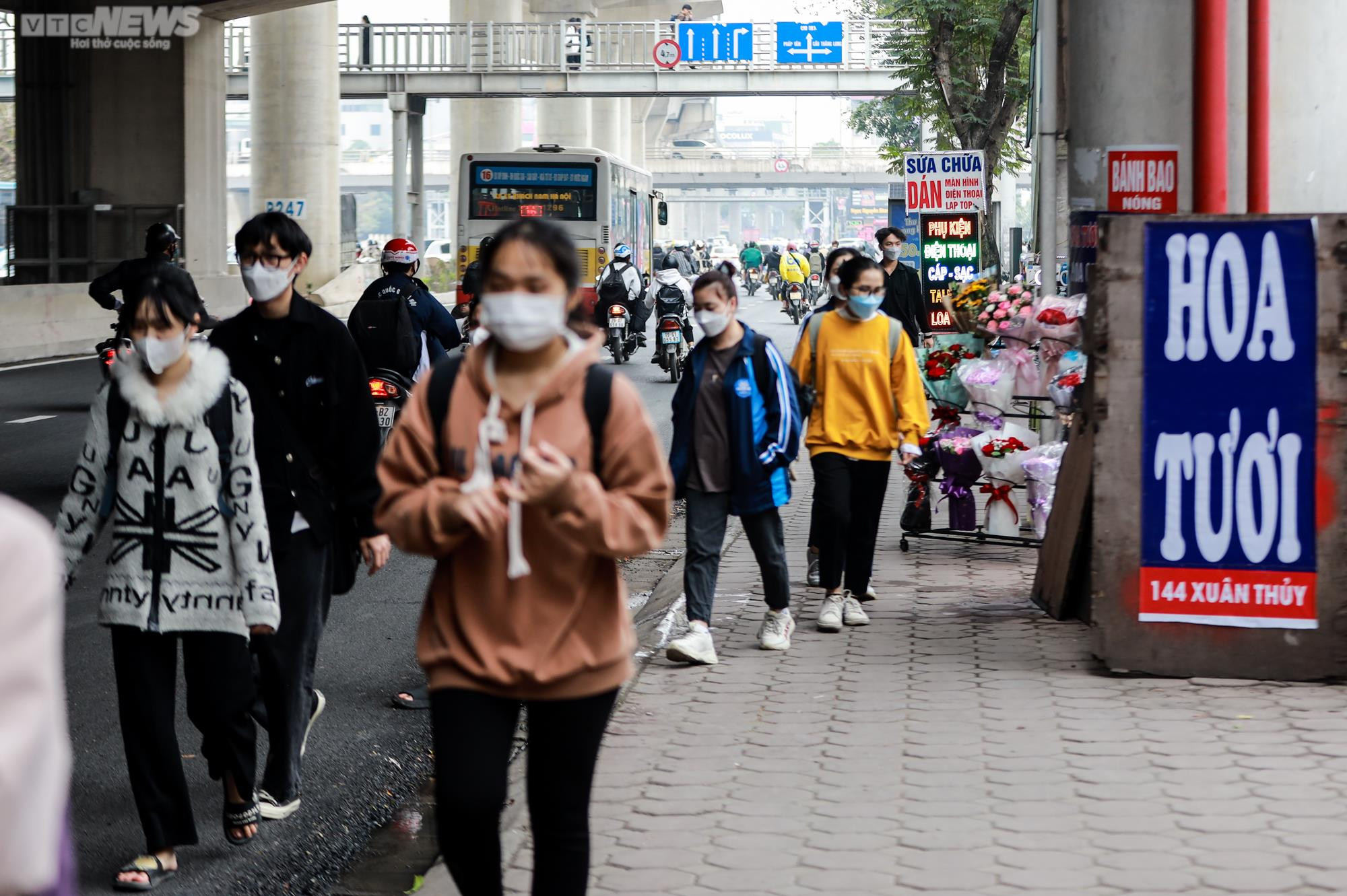 Muôn kiểu lấn chiếm vỉa hè ở Hà Nội, đẩy người đi bộ xuống lòng đường - 6