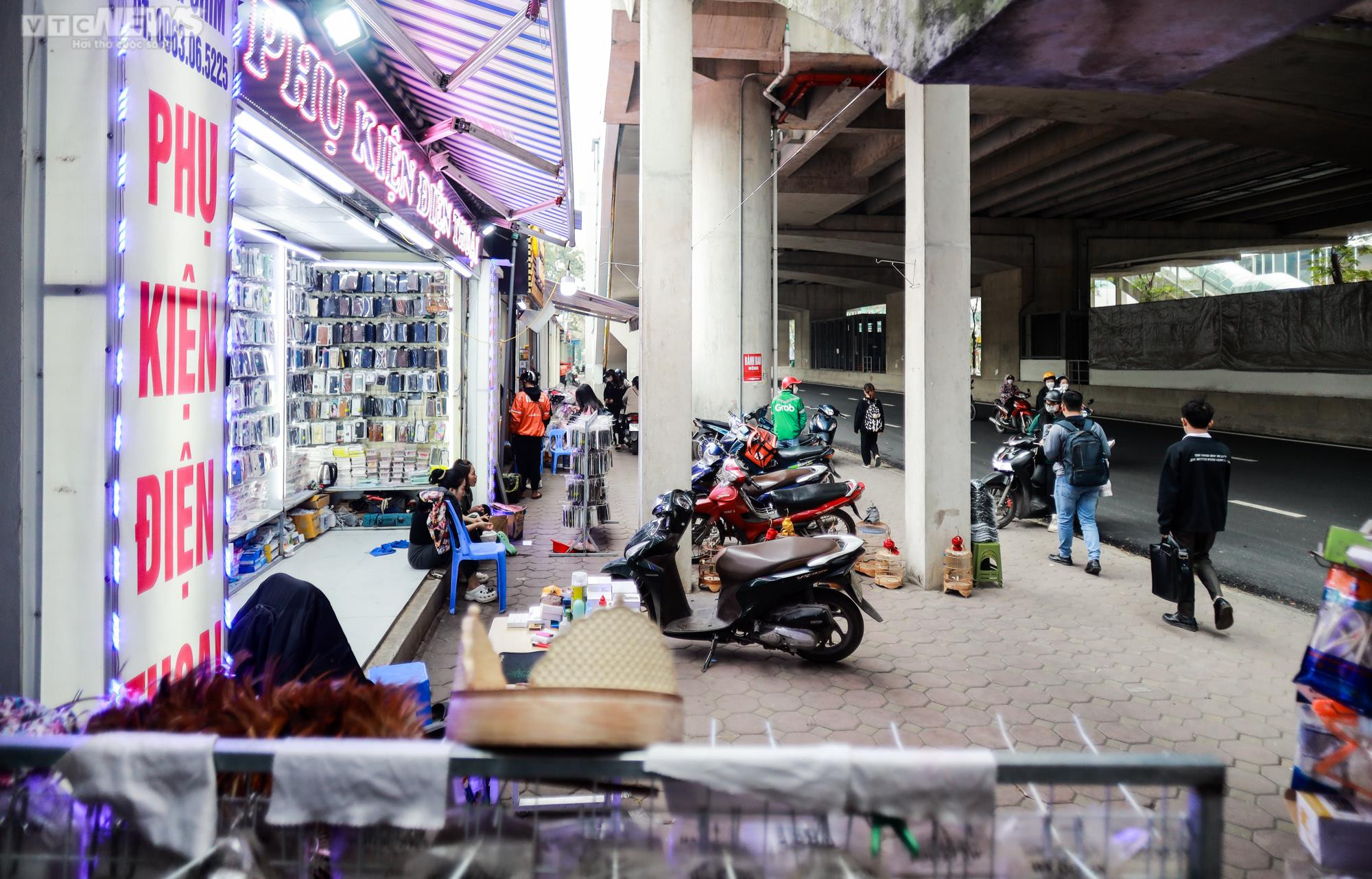 Muôn kiểu lấn chiếm vỉa hè ở Hà Nội, đẩy người đi bộ xuống lòng đường - 15