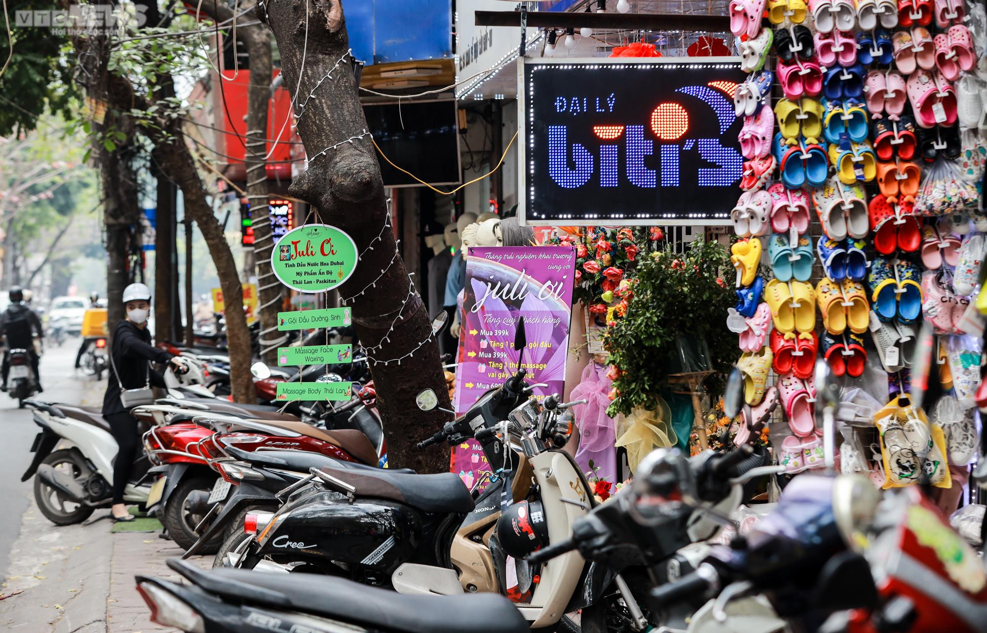 Muôn kiểu lấn chiếm vỉa hè ở Hà Nội, đẩy người đi bộ xuống lòng đường - 5