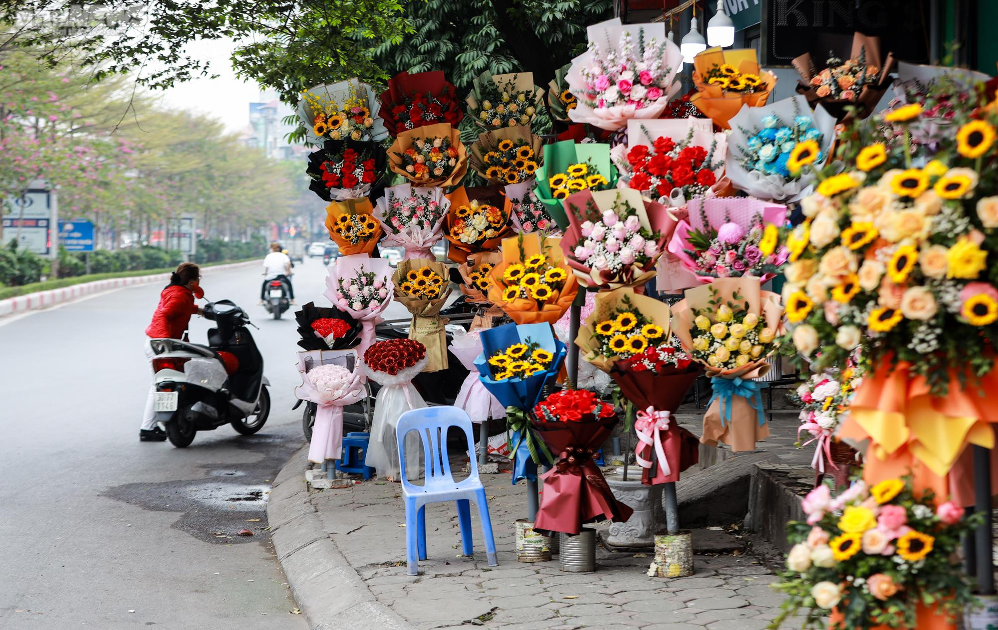 Muôn kiểu lấn chiếm vỉa hè ở Hà Nội, đẩy người đi bộ xuống lòng đường - 4