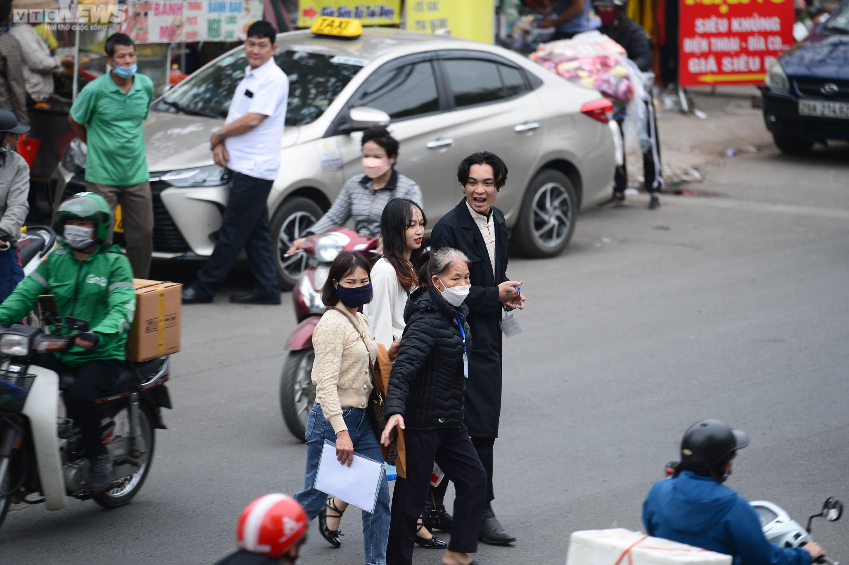 Hàng loạt cầu bộ hành bị lãng quên, dân tuỳ tiện sang đường bất chấp nguy hiểm - 6