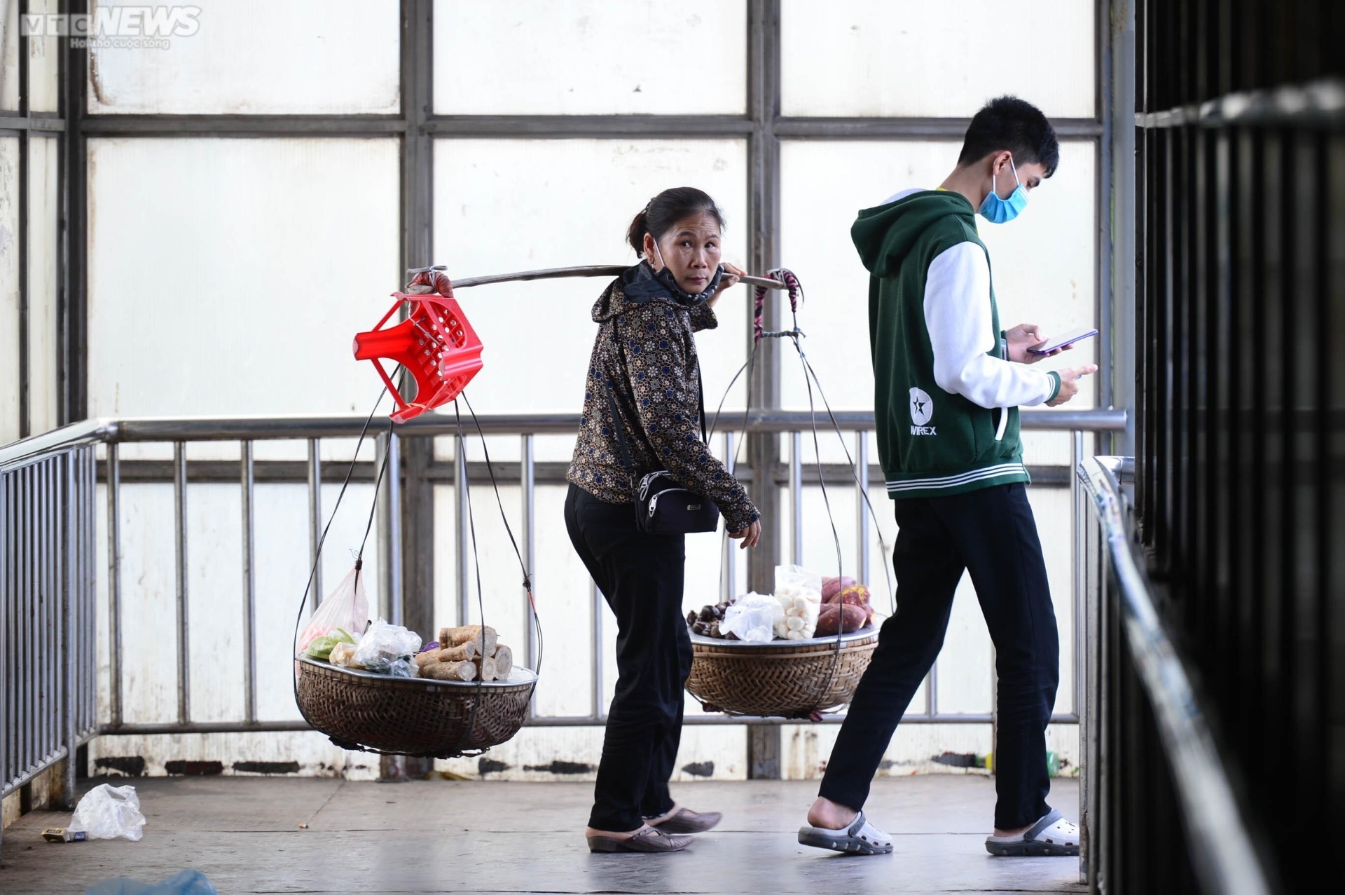 Hàng loạt cầu bộ hành bị lãng quên, dân tuỳ tiện sang đường bất chấp nguy hiểm - 16