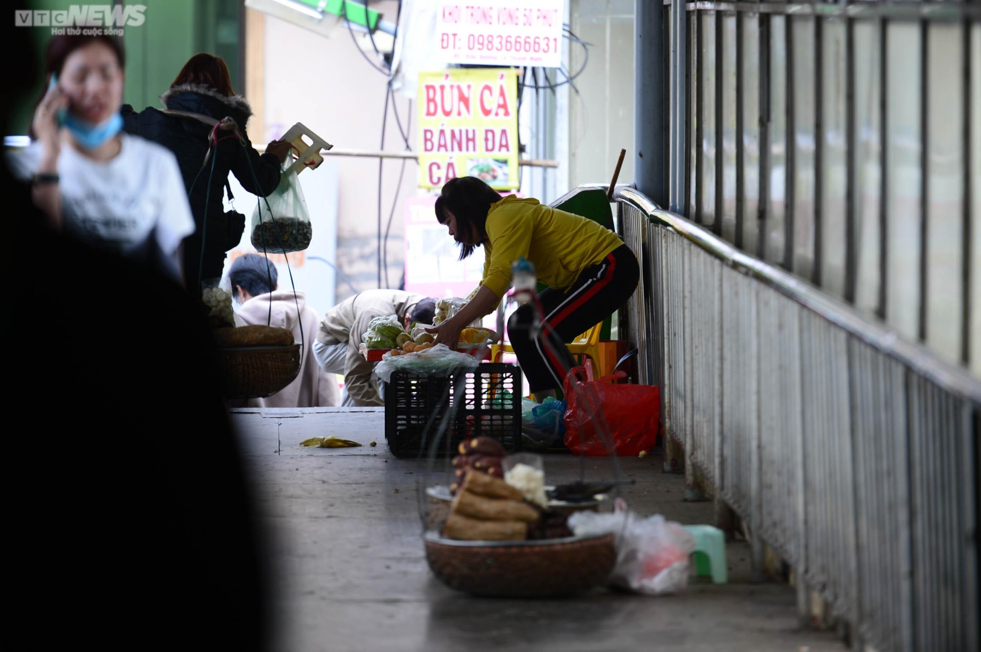 Hàng loạt cầu bộ hành bị lãng quên, dân tuỳ tiện sang đường bất chấp nguy hiểm - 15