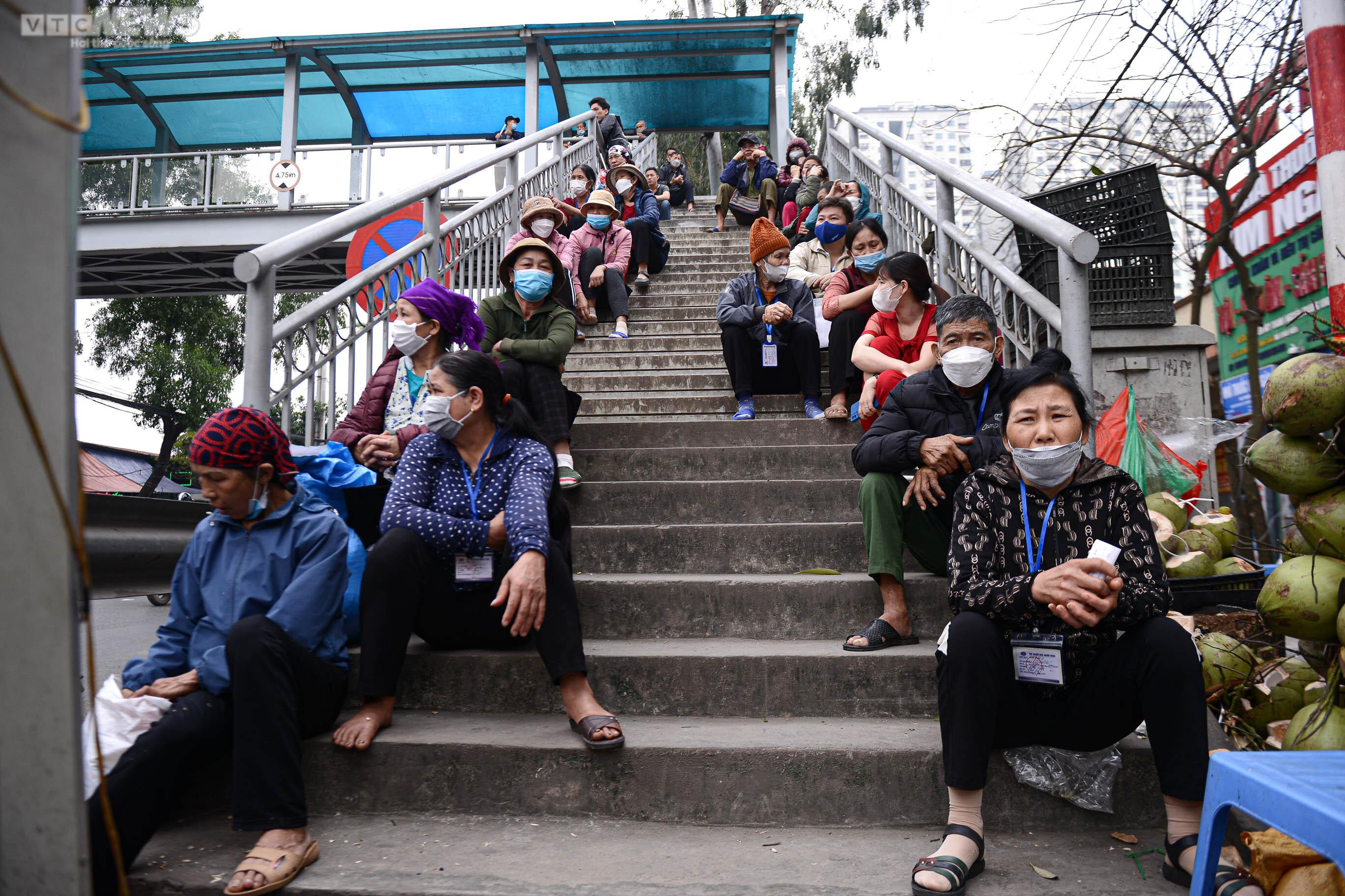 Hàng loạt cầu bộ hành bị lãng quên, dân tuỳ tiện sang đường bất chấp nguy hiểm - 9