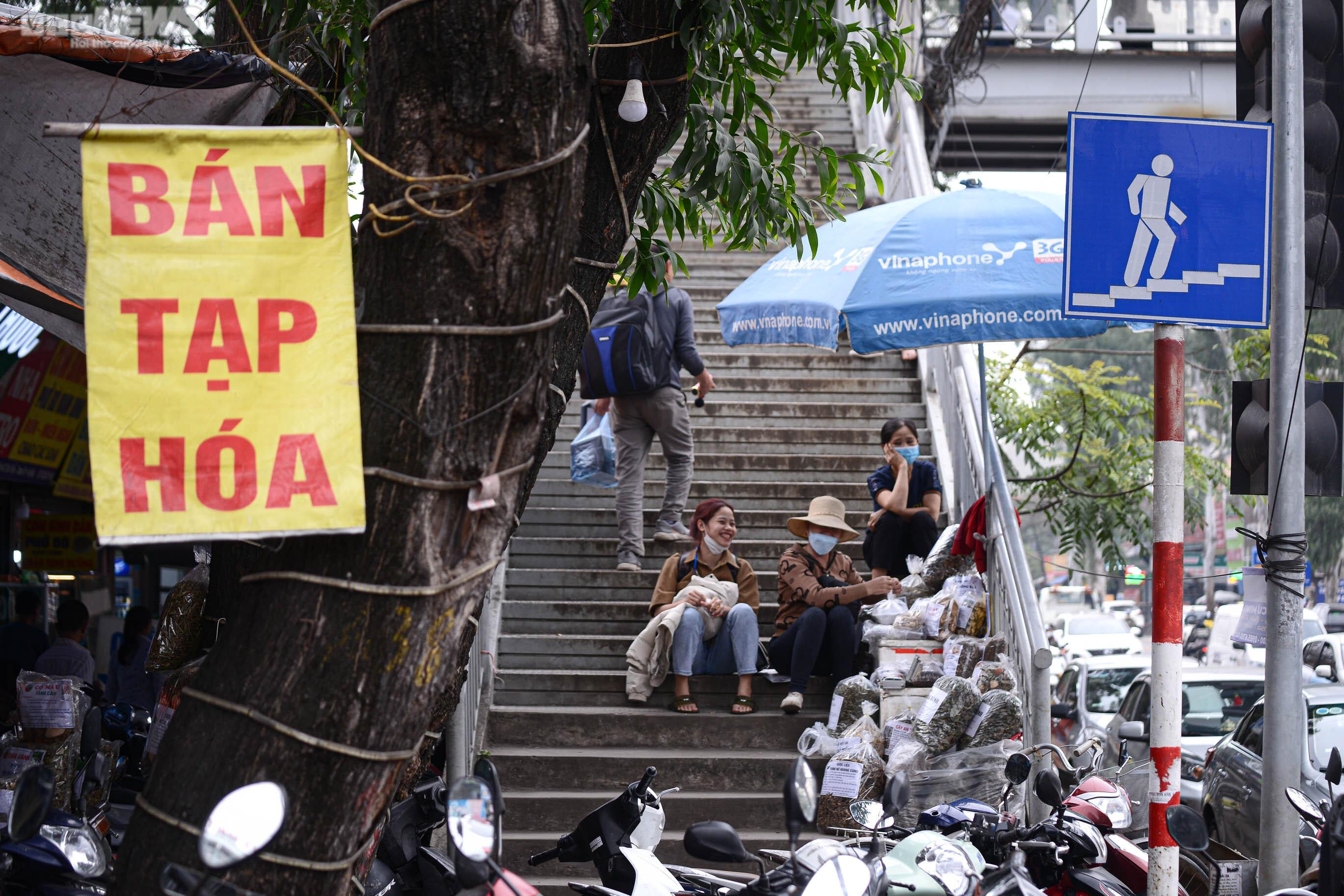 Hàng loạt cầu bộ hành bị lãng quên, dân tuỳ tiện sang đường bất chấp nguy hiểm - 8