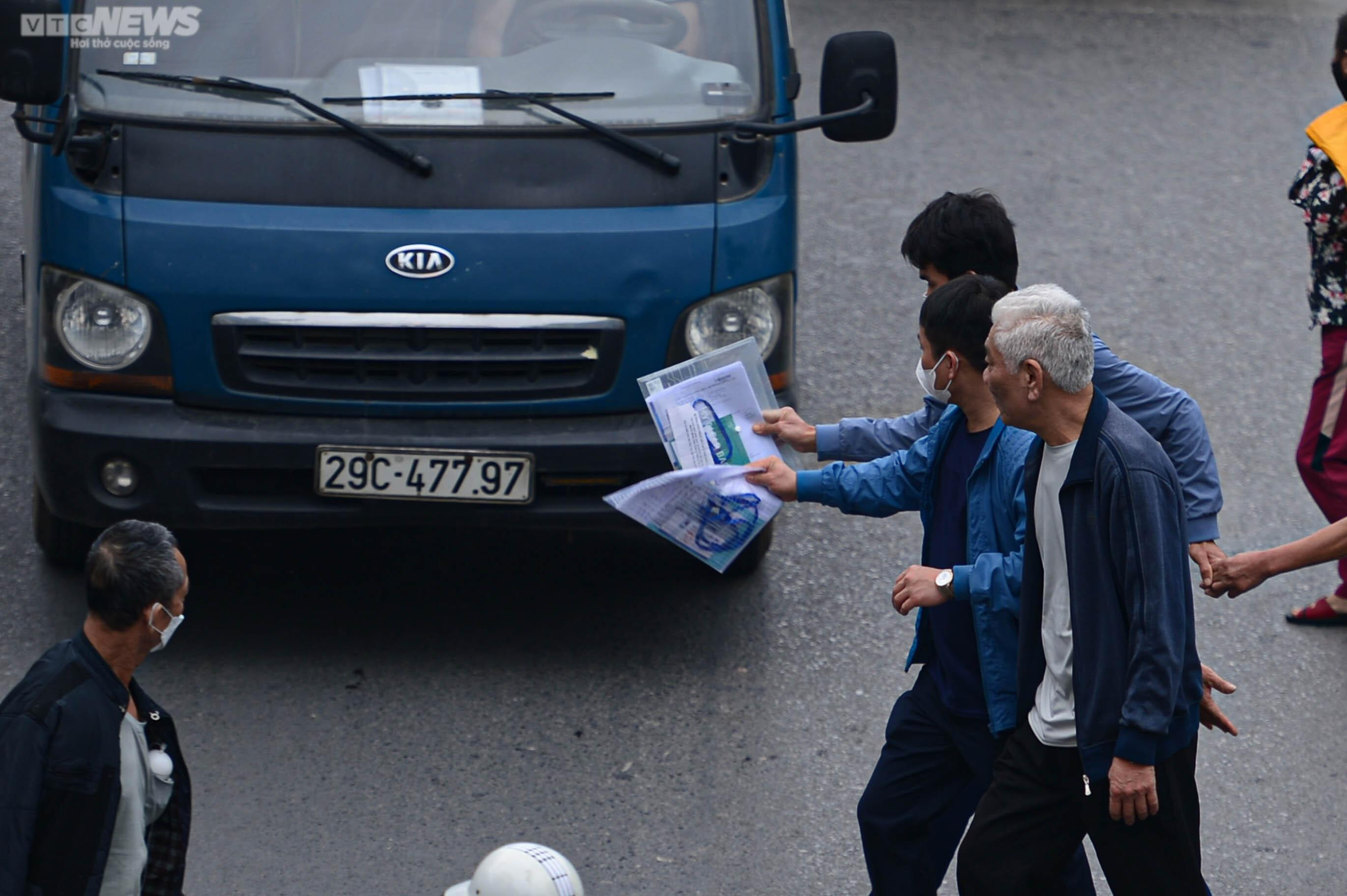 Hàng loạt cầu bộ hành bị lãng quên, dân tuỳ tiện sang đường bất chấp nguy hiểm - 7