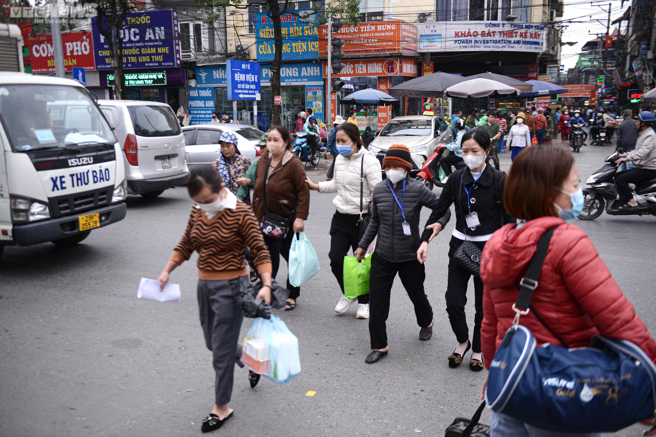 Hàng loạt cầu bộ hành bị lãng quên, dân tuỳ tiện sang đường bất chấp nguy hiểm - 3