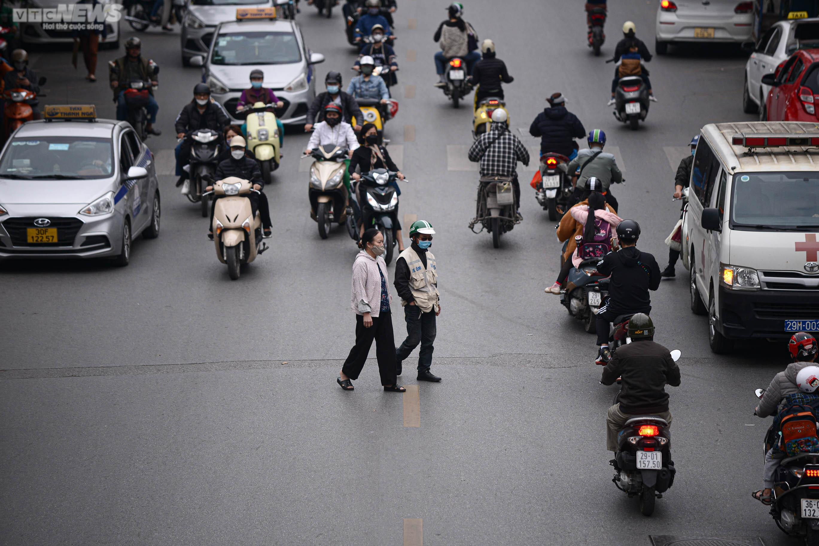 Hàng loạt cầu bộ hành bị lãng quên, dân tuỳ tiện sang đường bất chấp nguy hiểm - 14