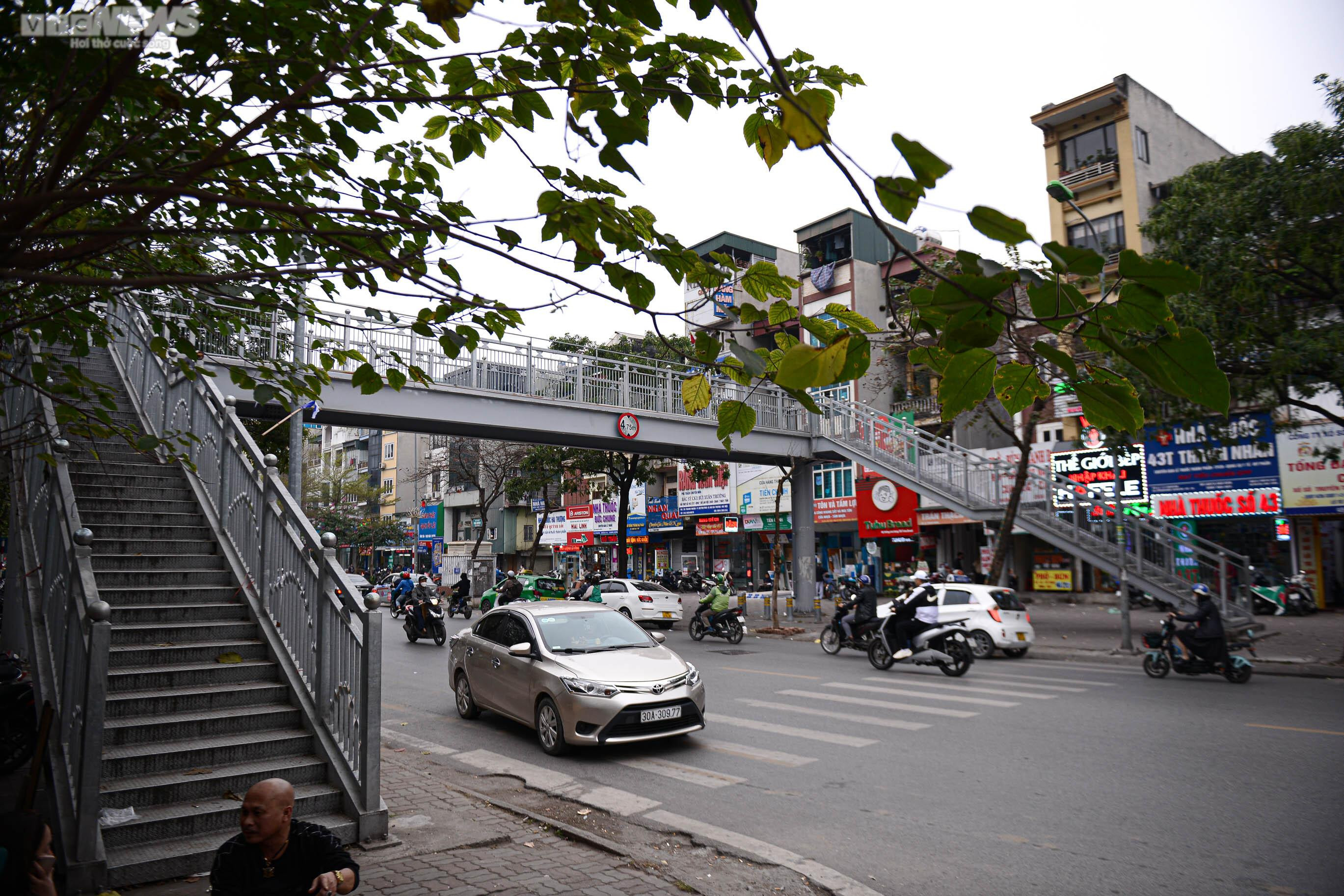 Hàng loạt cầu bộ hành bị lãng quên, dân tuỳ tiện sang đường bất chấp nguy hiểm - 11