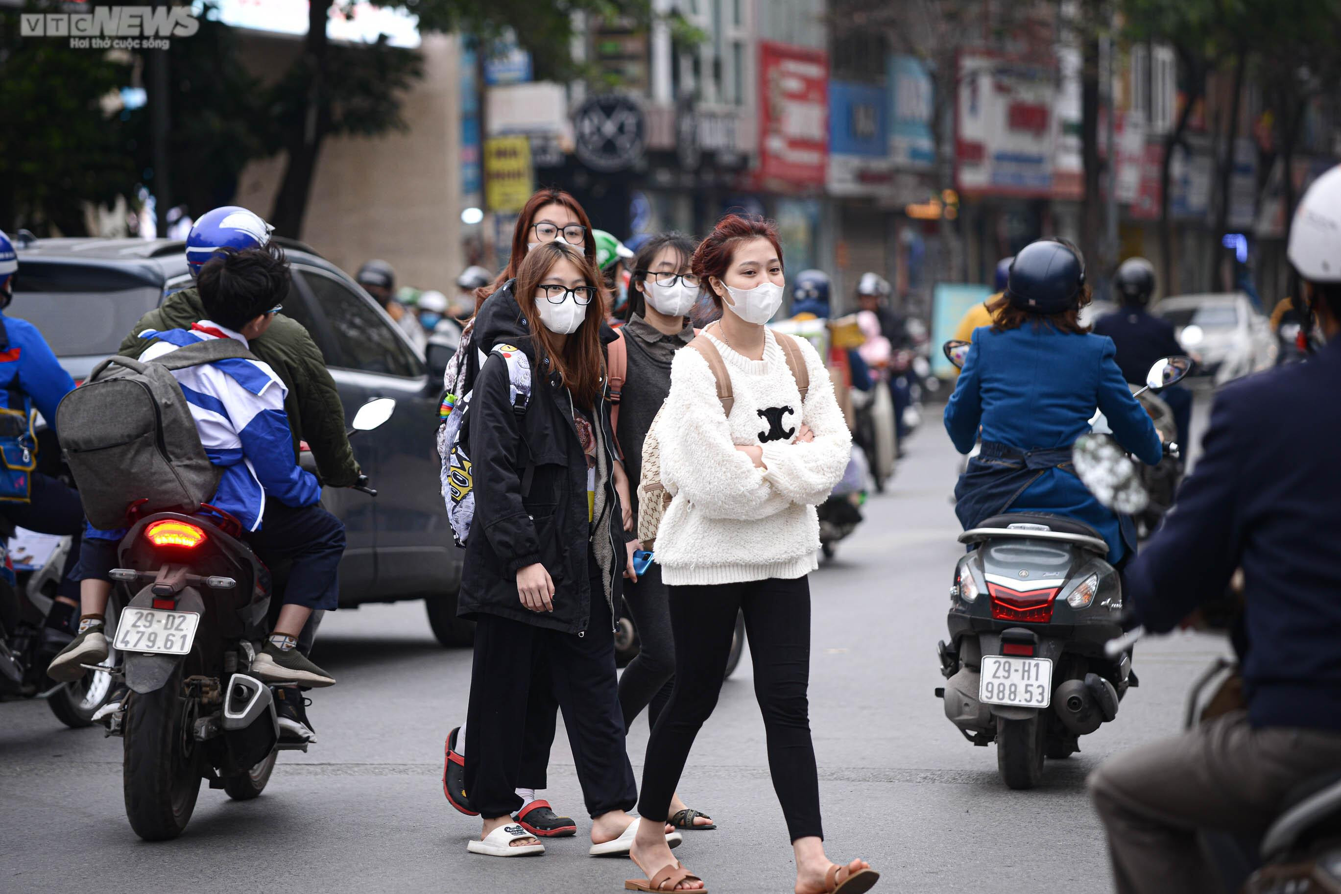 Hàng loạt cầu bộ hành bị lãng quên, dân tuỳ tiện sang đường bất chấp nguy hiểm - 13