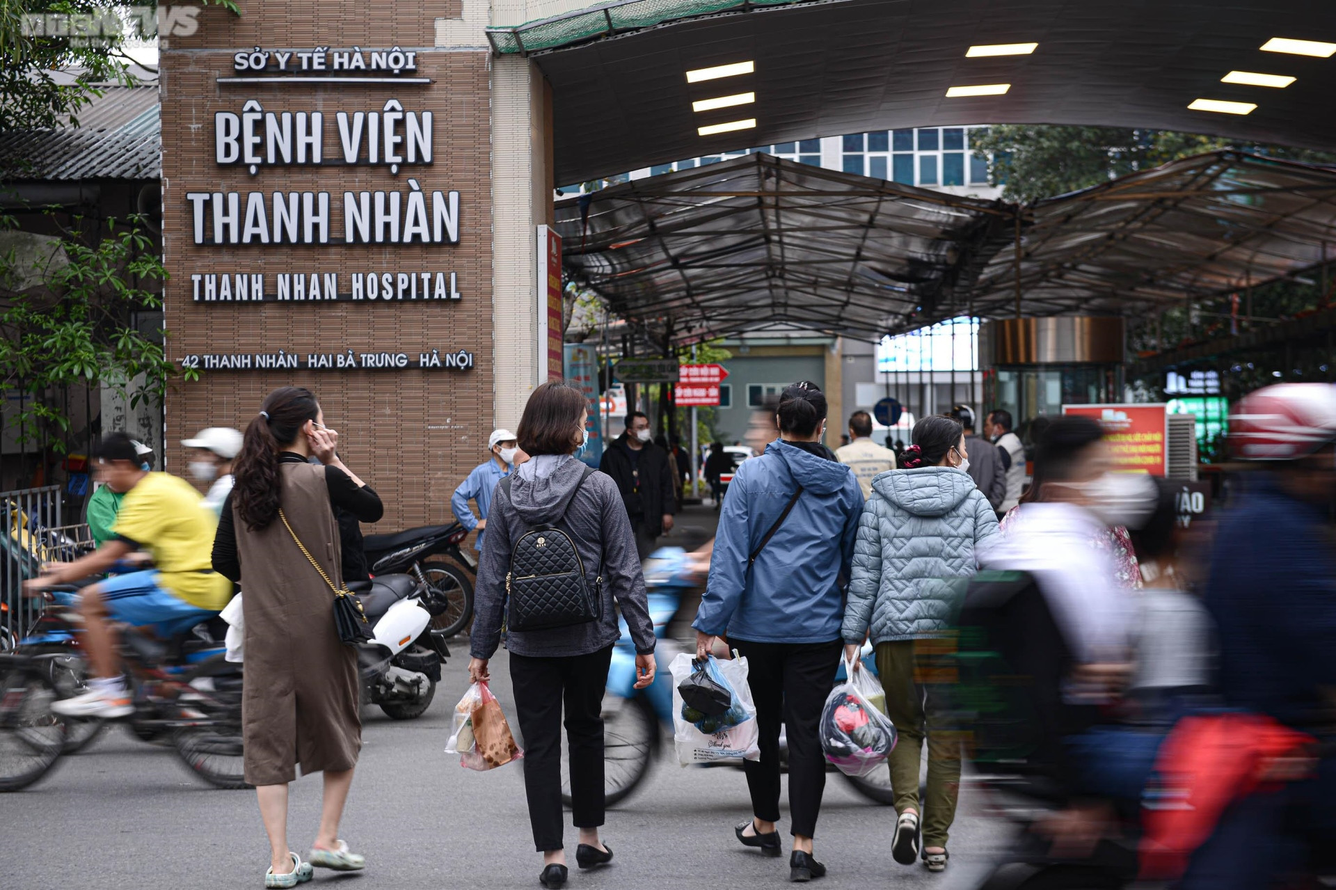 Hàng loạt cầu bộ hành bị lãng quên, dân tuỳ tiện sang đường bất chấp nguy hiểm - 10