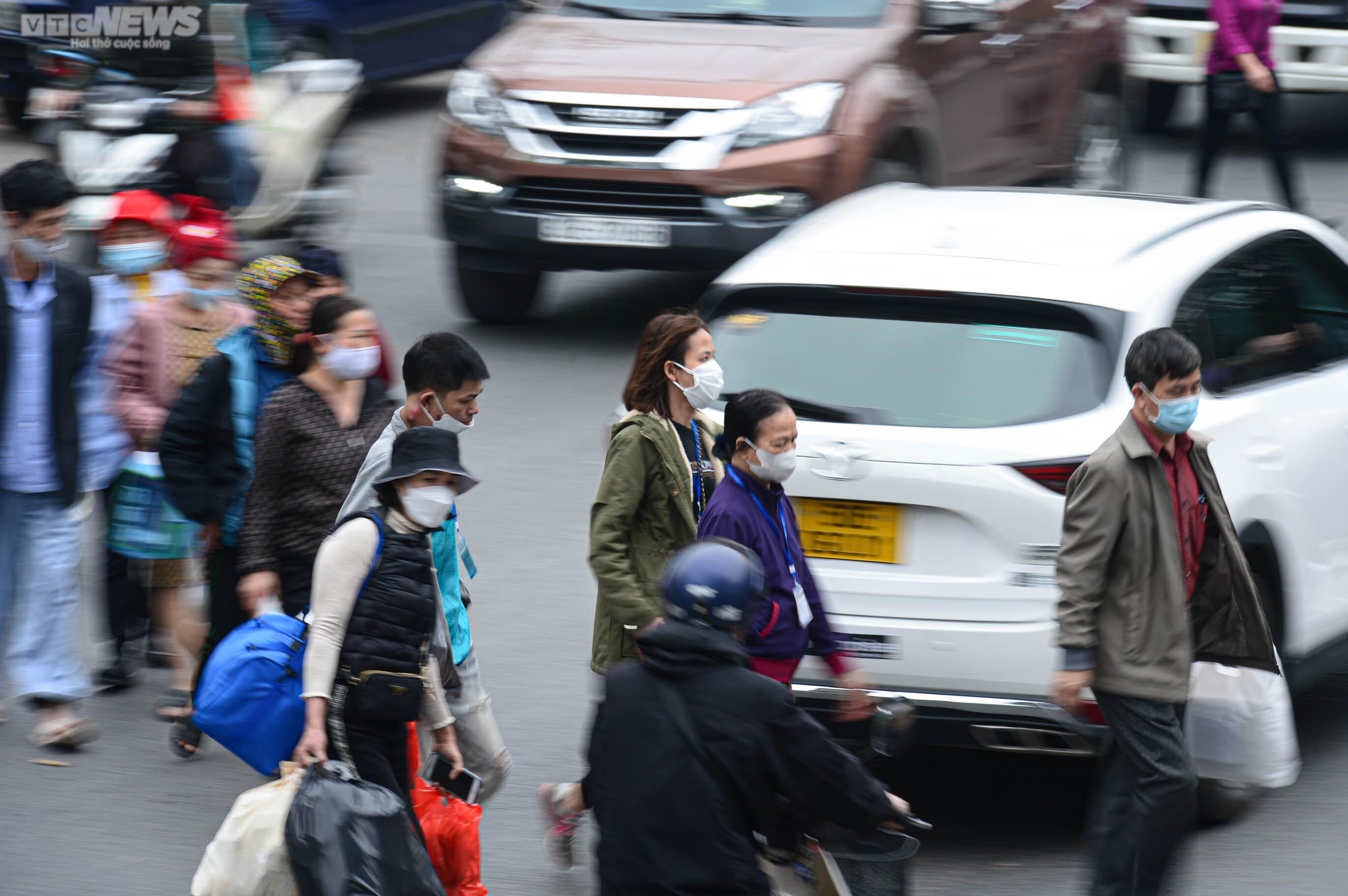 Hàng loạt cầu bộ hành bị lãng quên, dân tuỳ tiện sang đường bất chấp nguy hiểm - 2