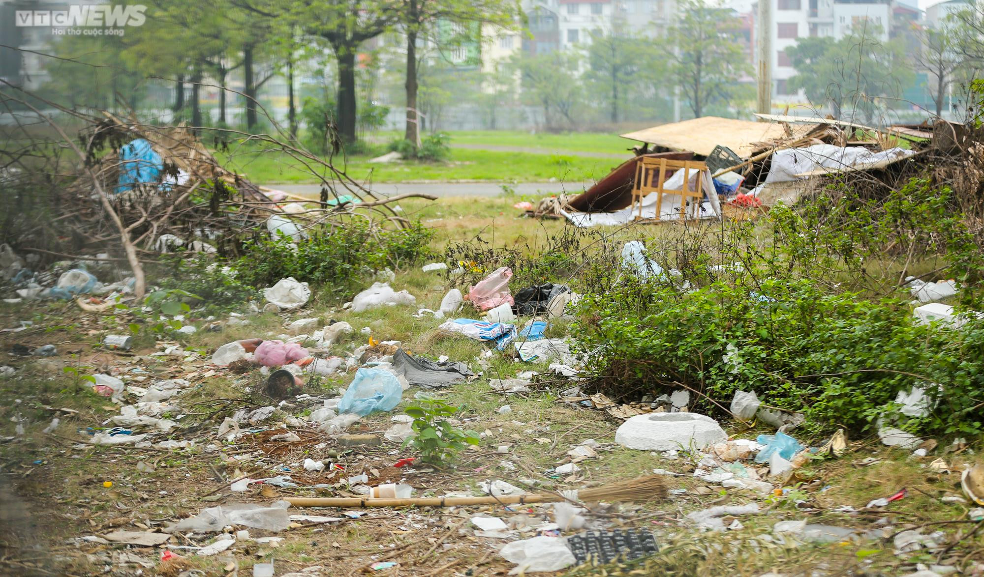 Rác thải bủa vây, khói ám chết cả cây trên đường đua F1 - 7