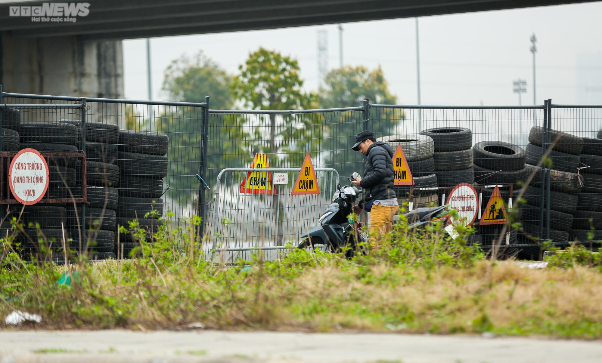 Rác thải bủa vây, khói ám chết cả cây trên đường đua F1 - 4