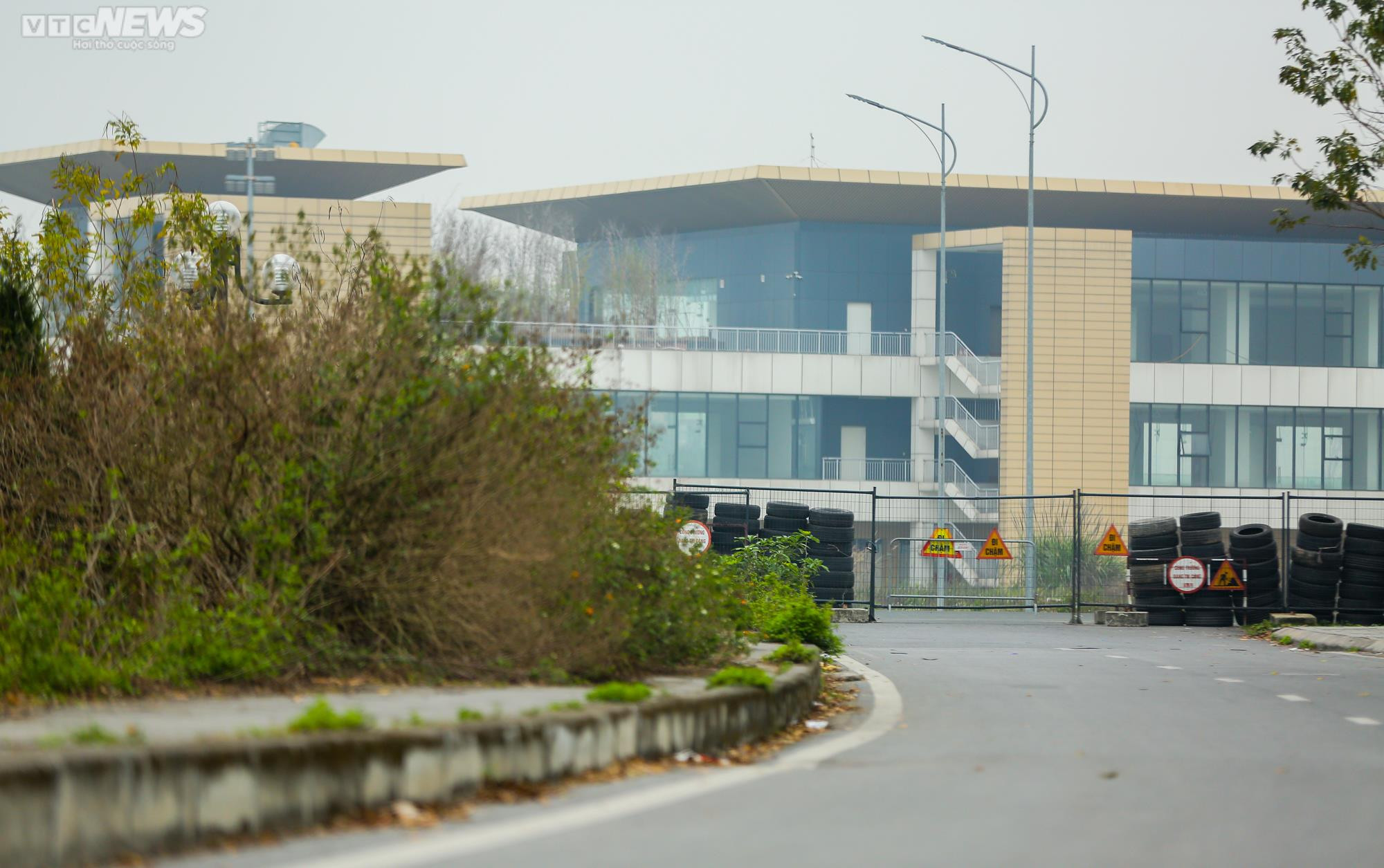 Rác thải bủa vây, khói ám chết cả cây trên đường đua F1 - 3