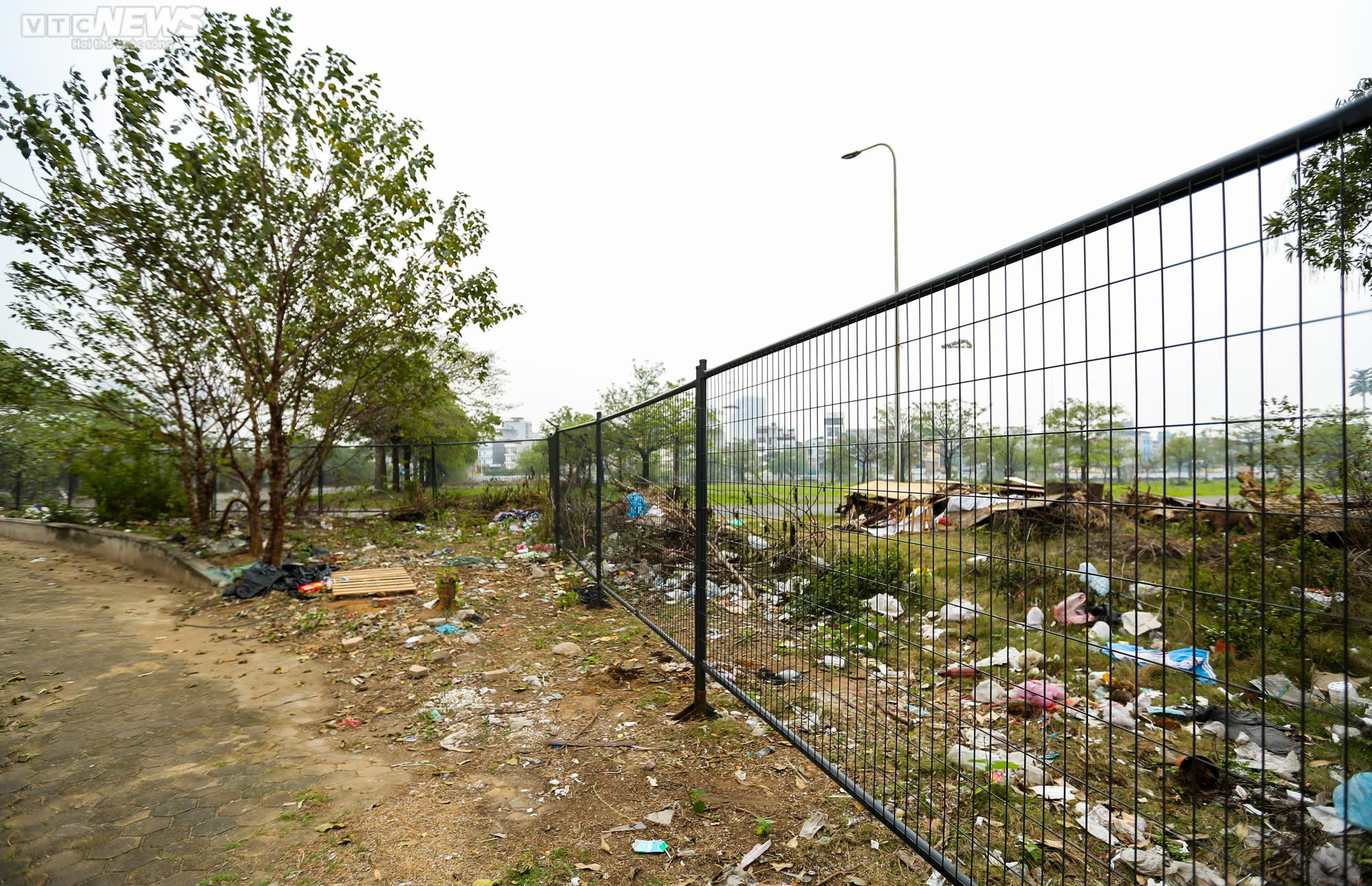 Rác thải bủa vây, khói ám chết cả cây trên đường đua F1 - 16