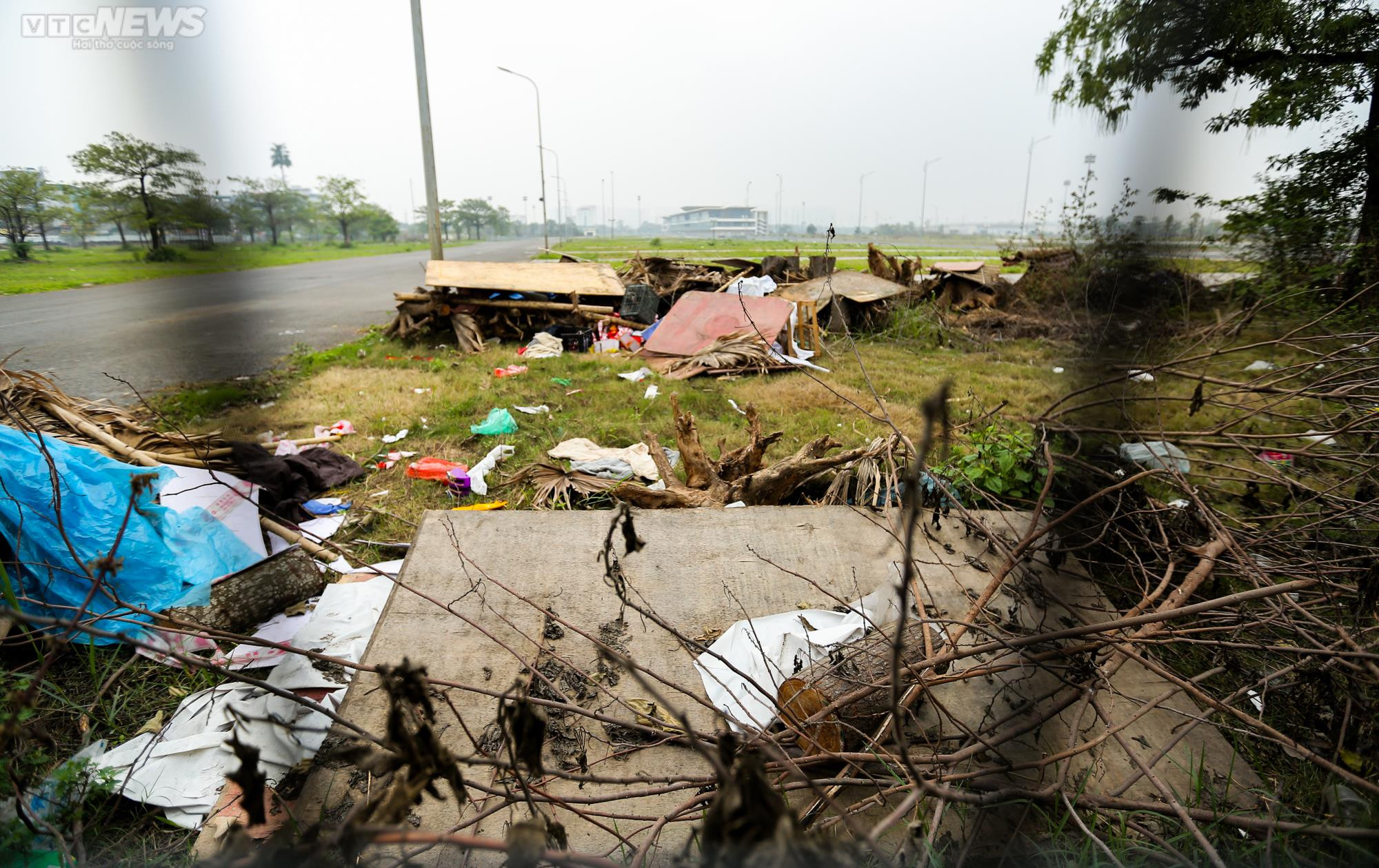 Rác thải bủa vây, khói ám chết cả cây trên đường đua F1 - 5