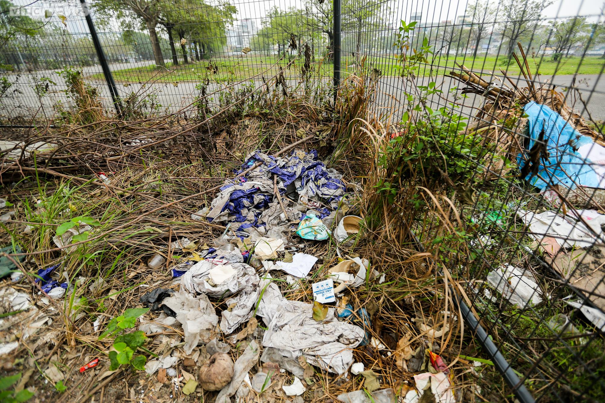 Rác thải bủa vây, khói ám chết cả cây trên đường đua F1 - 8