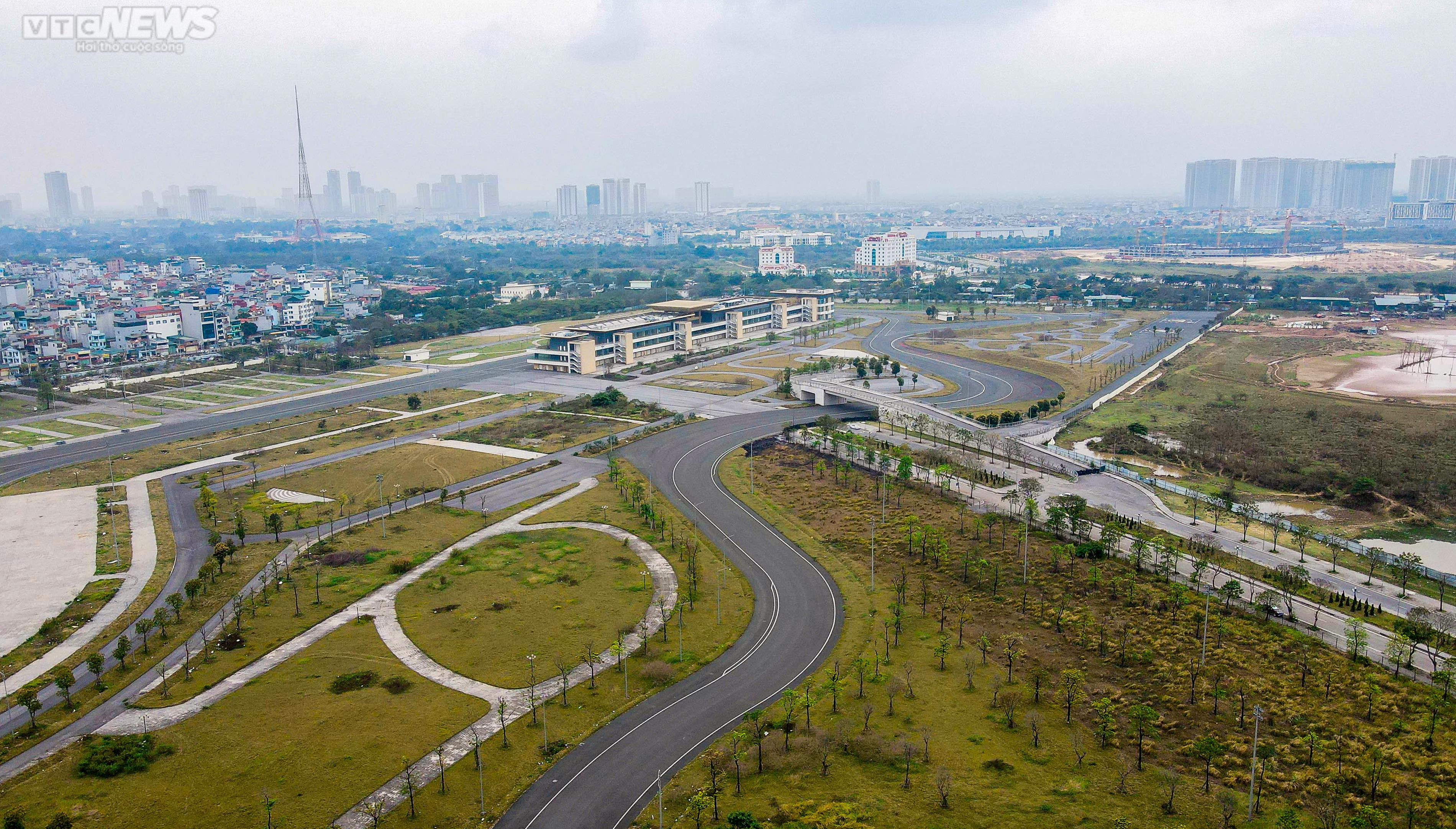 Rác thải bủa vây, khói ám chết cả cây trên đường đua F1 - 1